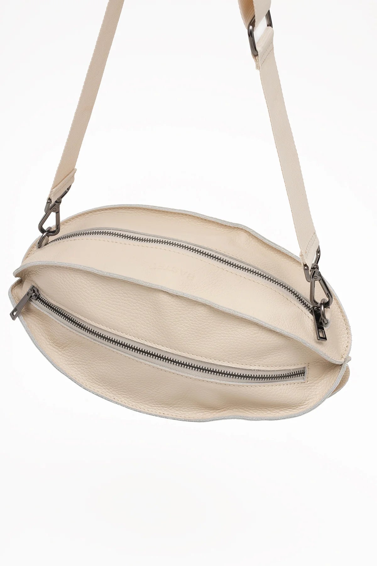 Elegancka nerka Bastet w jasnym beżu z podszewką i regulowanym paskiem z taśmy kaletniczej | Spironik.pl