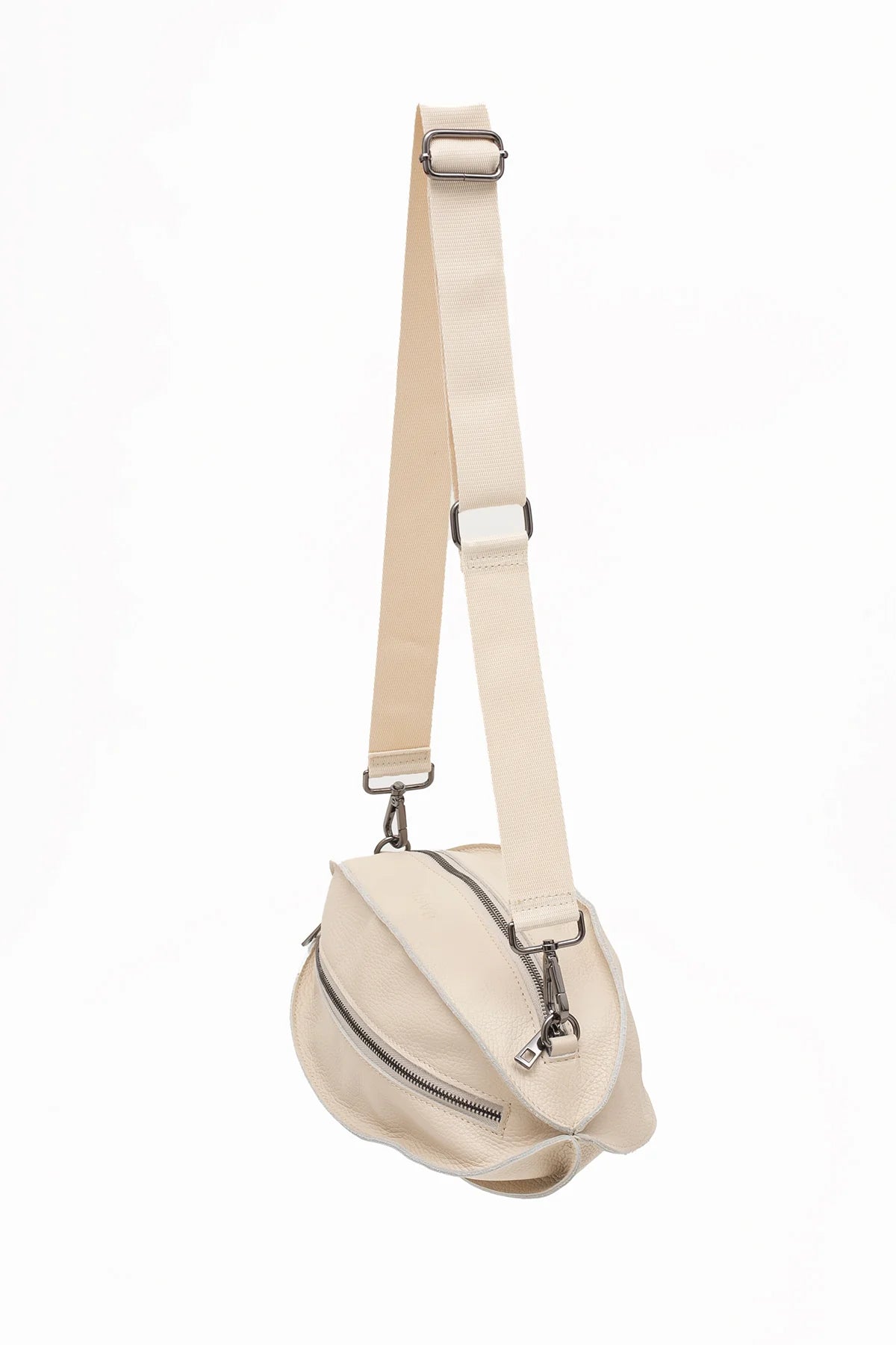 Jasnobeżowa nerka Bastet by Agnieszka Włodarczyk z dwoma kieszeniami i nowoczesnymi metalowymi detalami | Spironik.pl