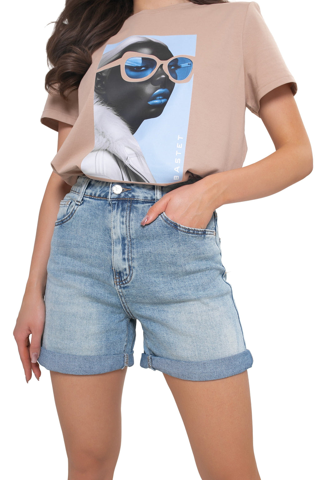 Letnie jasne spodenki jeansowe damskie z praktycznymi kieszeniami i modowym efektem sprania | BastetStore | Spironik.pl