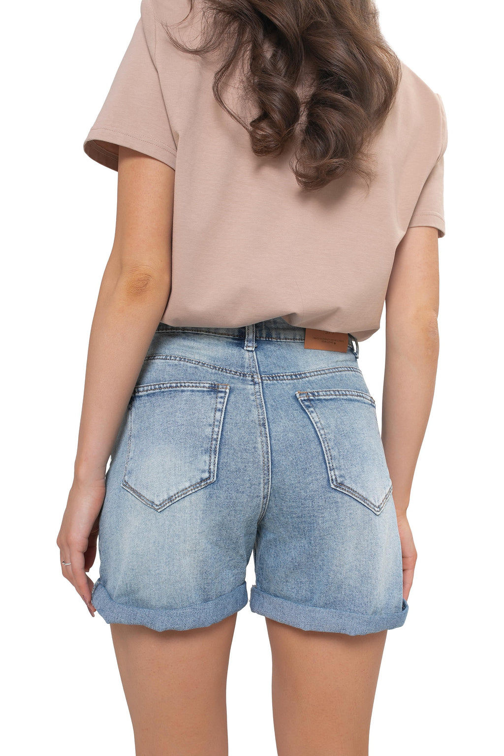 Krótkie jeansowe szorty damskie z elastycznego denimu w jasnym odcieniu z efektem sprania | BastetStore | Spironik.pl