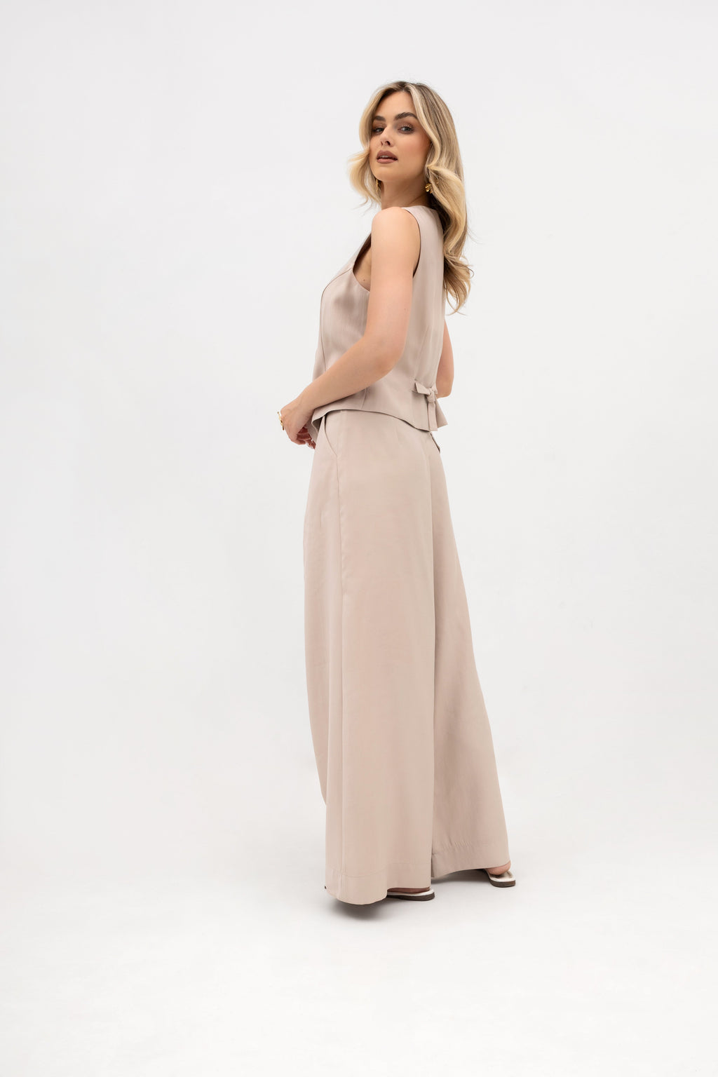 Taliowana kamizelka damska w ciemnym beżu, idealna do stylizacji smart casual | Bastet | Spironik.pl