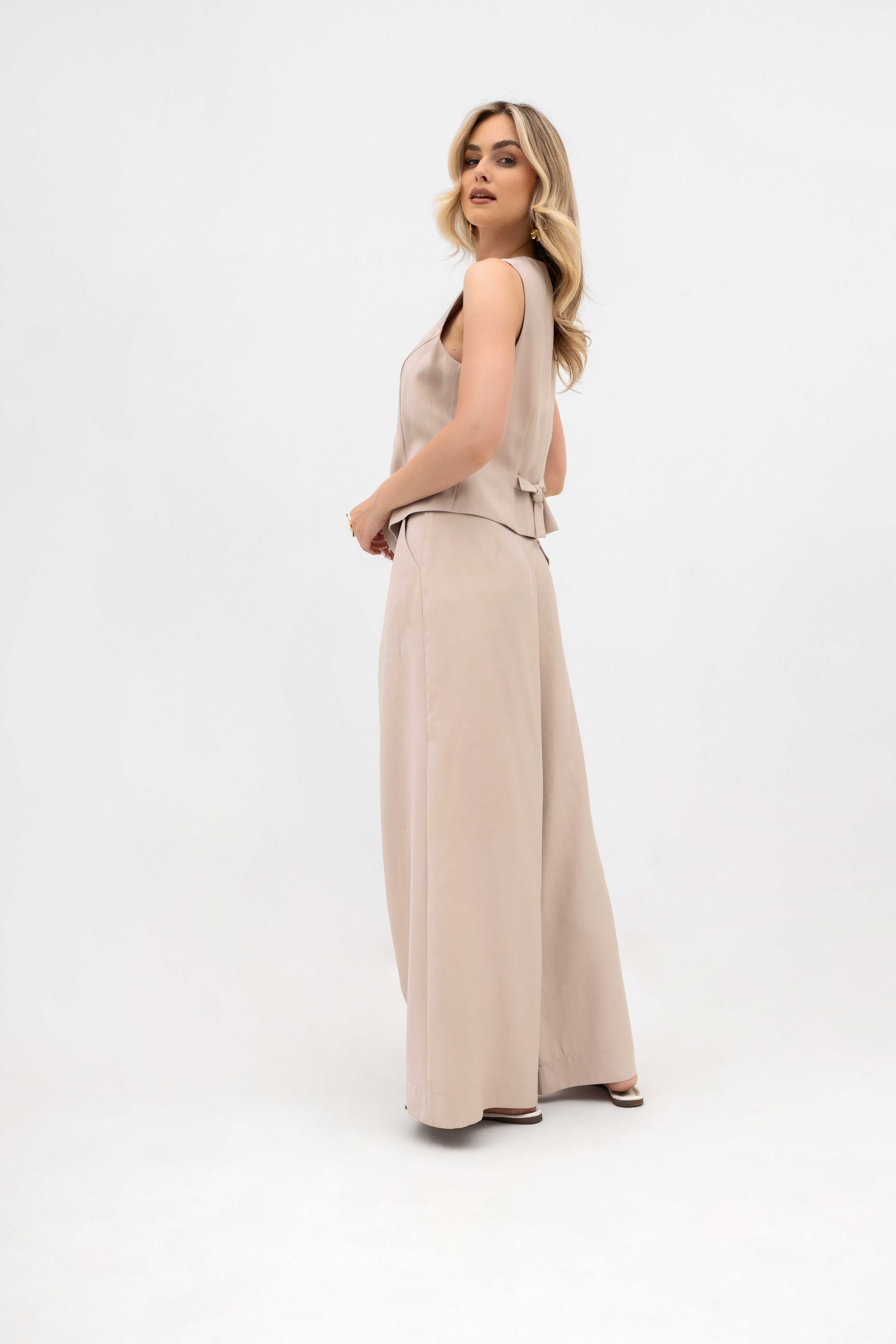 Taliowana kamizelka damska w ciemnym beżu, idealna do stylizacji smart casual | Bastet | Spironik.pl