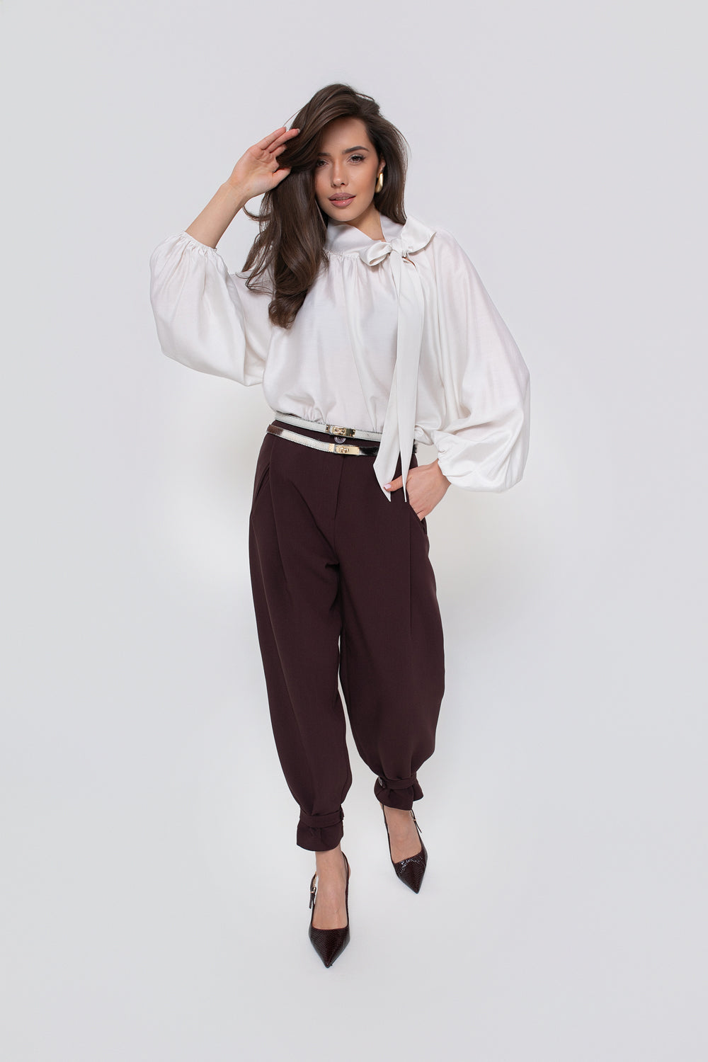 Klasické hnědé dámské kalhoty se záhybem a páskem na nohavicích, ideální pro elegantní stylizace | Bastet | Spironik.pl