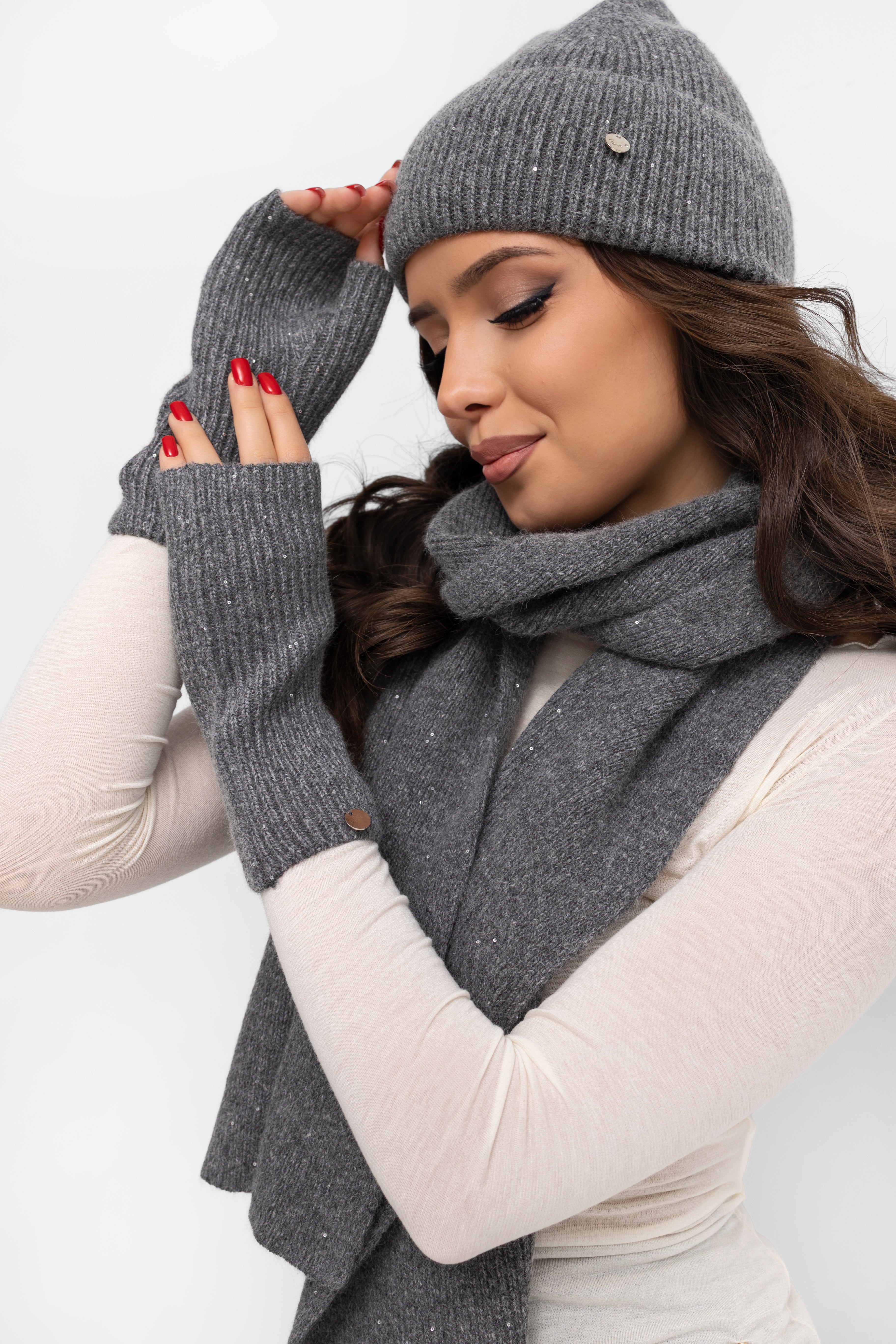 Elegancki zestaw z czapką i szalikiem, ozdobiony subtelnymi cekinami | Bastet | Spironik.pl