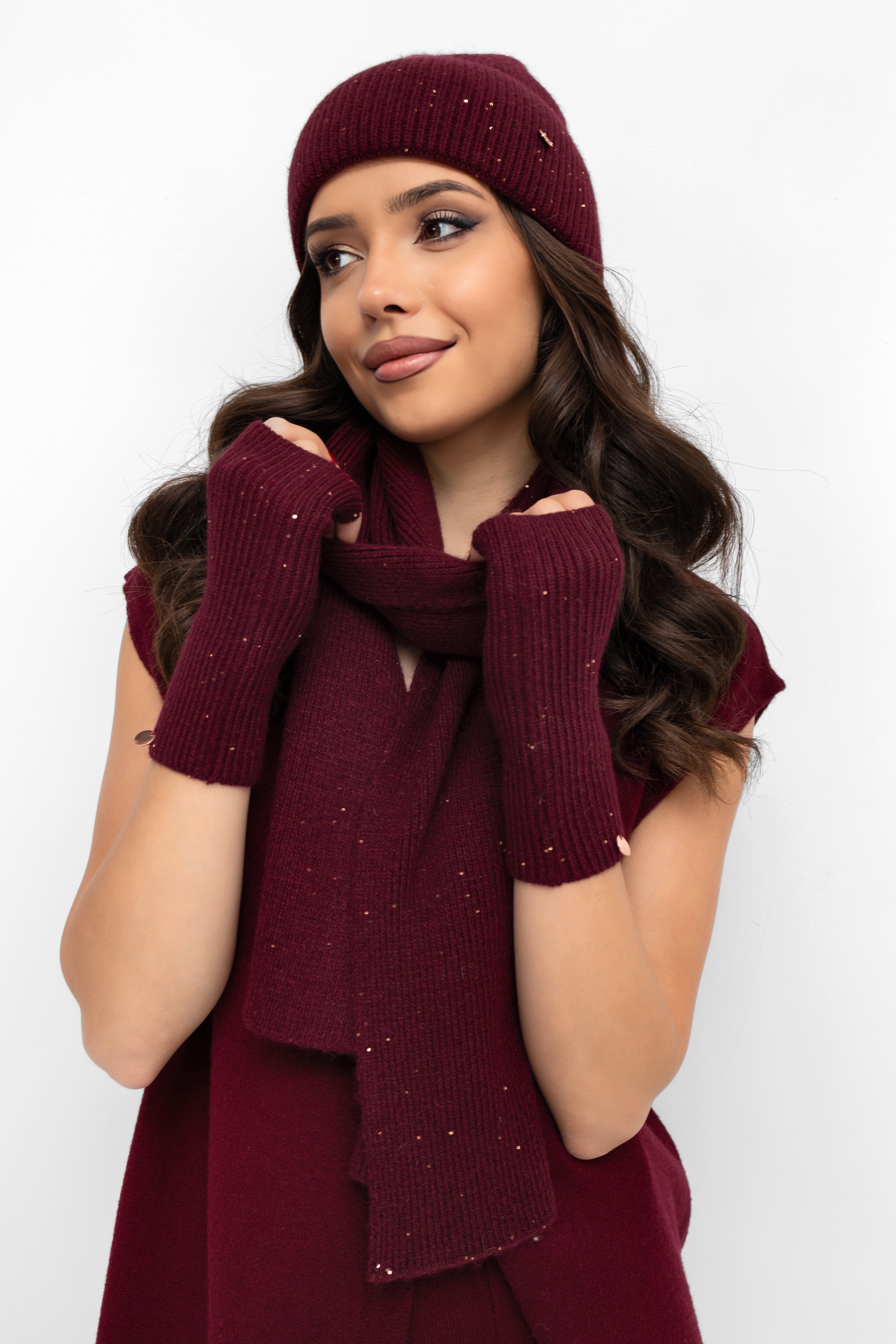 Wełniany zestaw od Agnieszki Włodarczyk z cekinami, idealny na zimowe dni | Bastet | Spironik.pl