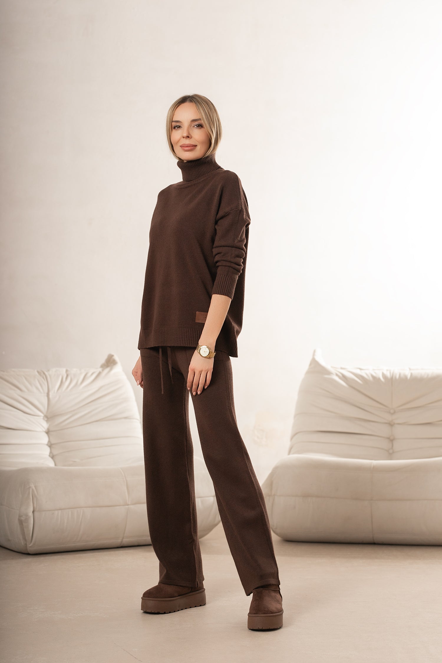 Stylowy komplet z wysokim golfem i prostymi spodniami w odcieniu brązowym | Bastet | Spironik.pl