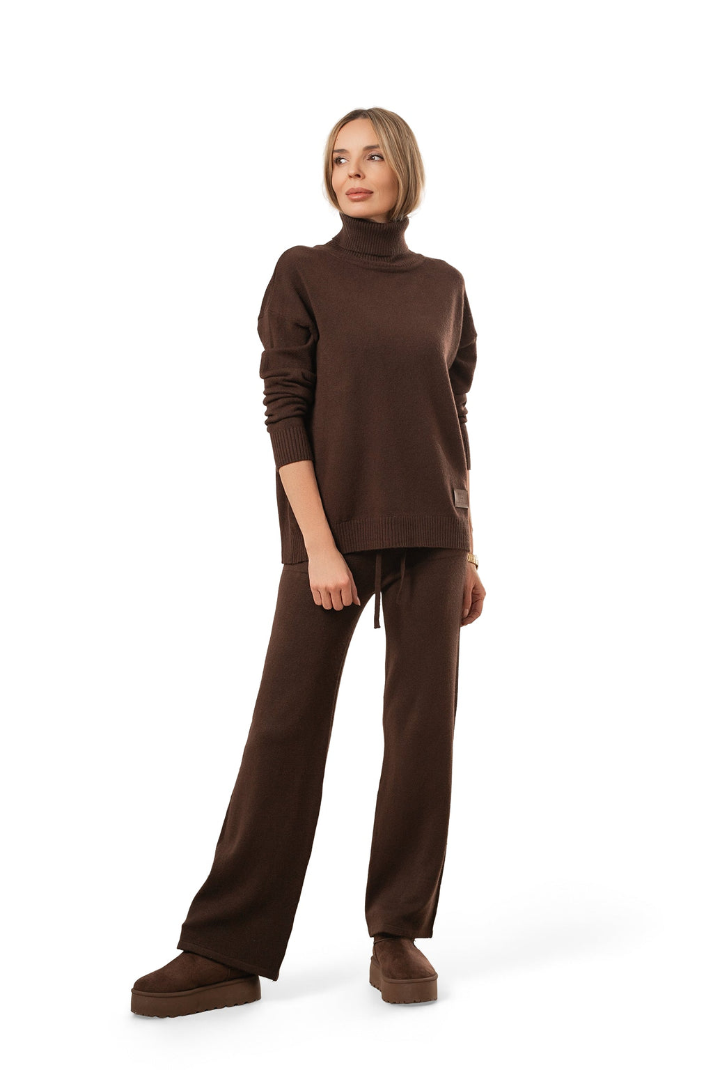 Komplet sweterkowy z golfem w brązowym kolorze, idealny na chłodniejsze dni | Bastet | Spironik.pl