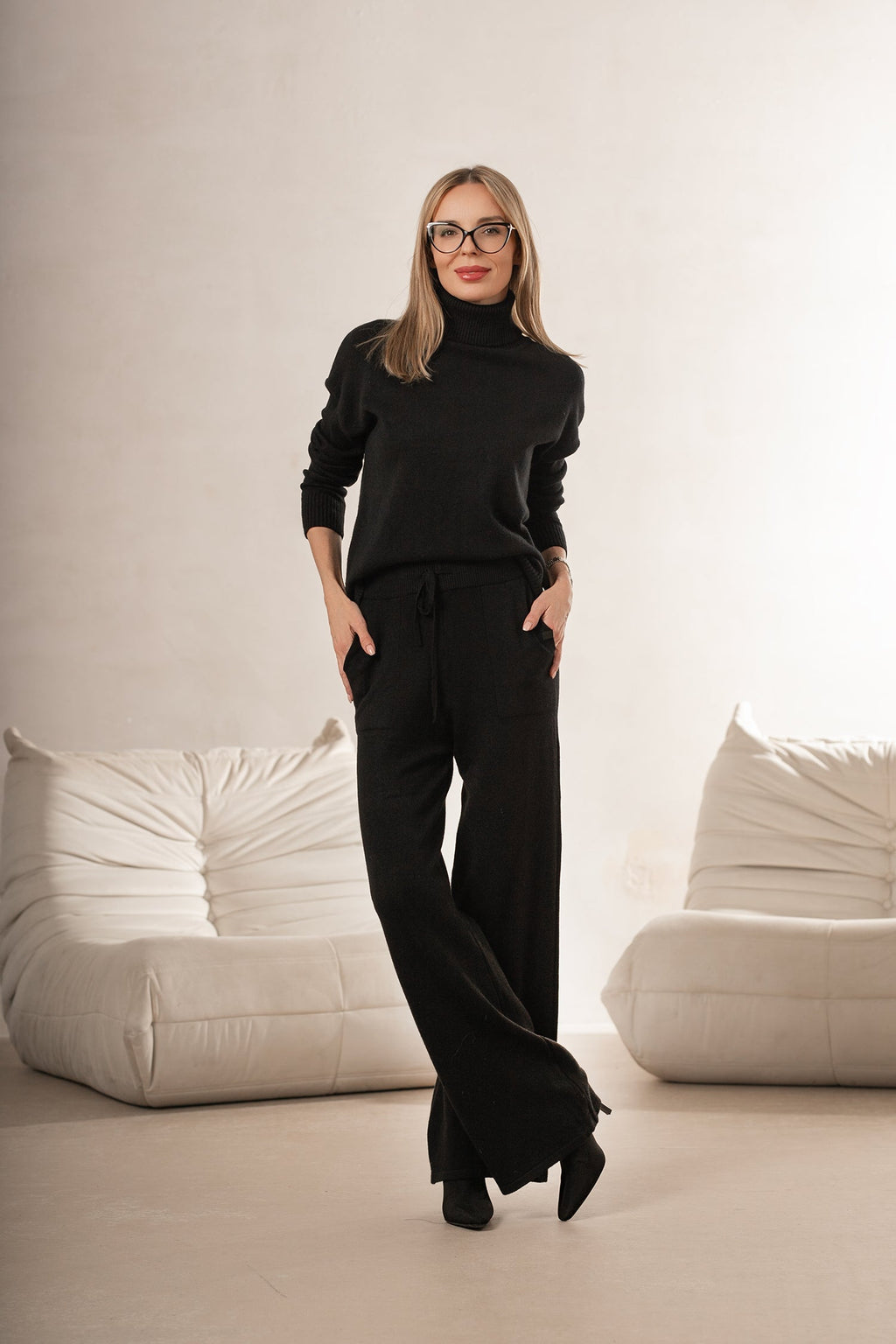 Stylowy czarny komplet sweterkowy z golfem, wykonany z miękkiej dzianiny z dodatkiem wiskozy | Bastet | Spironik.pl