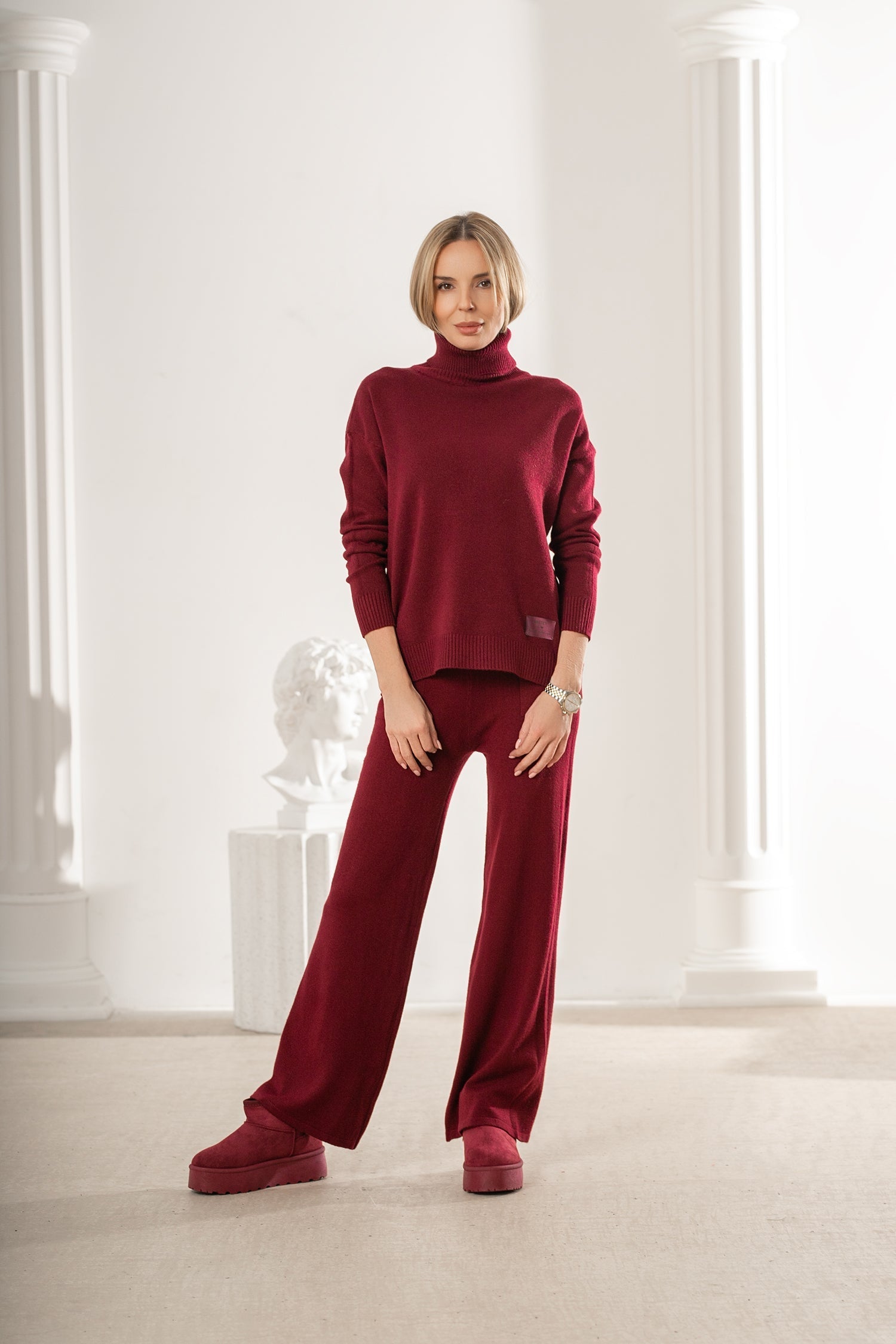 Stylowy komplet z wysokim golfem i prostymi spodniami, wykonany z miękkiej dzianiny | Bastet | Spironik.pl