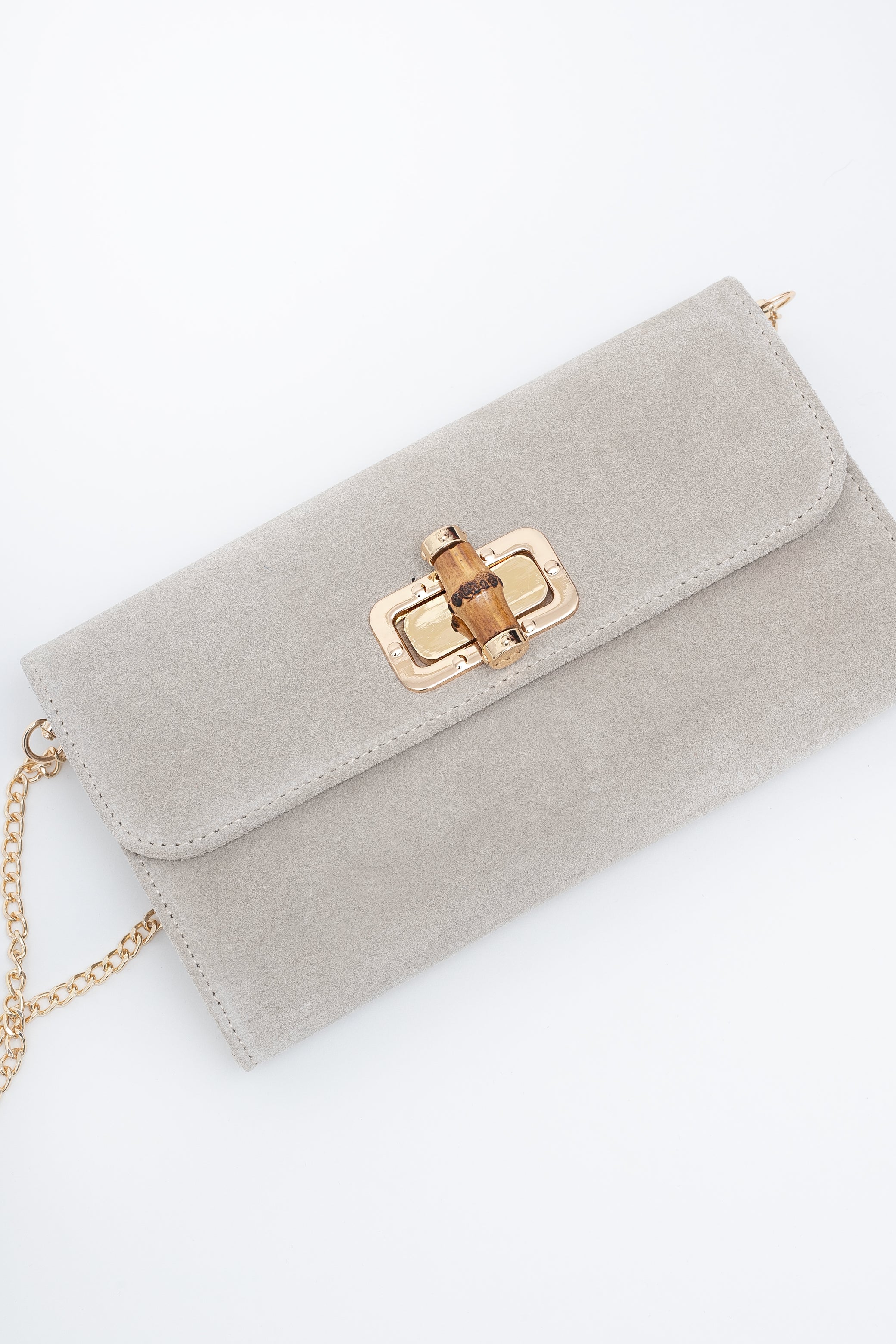 Zielona torebka zamszowa z eleganckim złotym zapięciem, idealna na letnie wieczory | Bastet | Spironik.pl