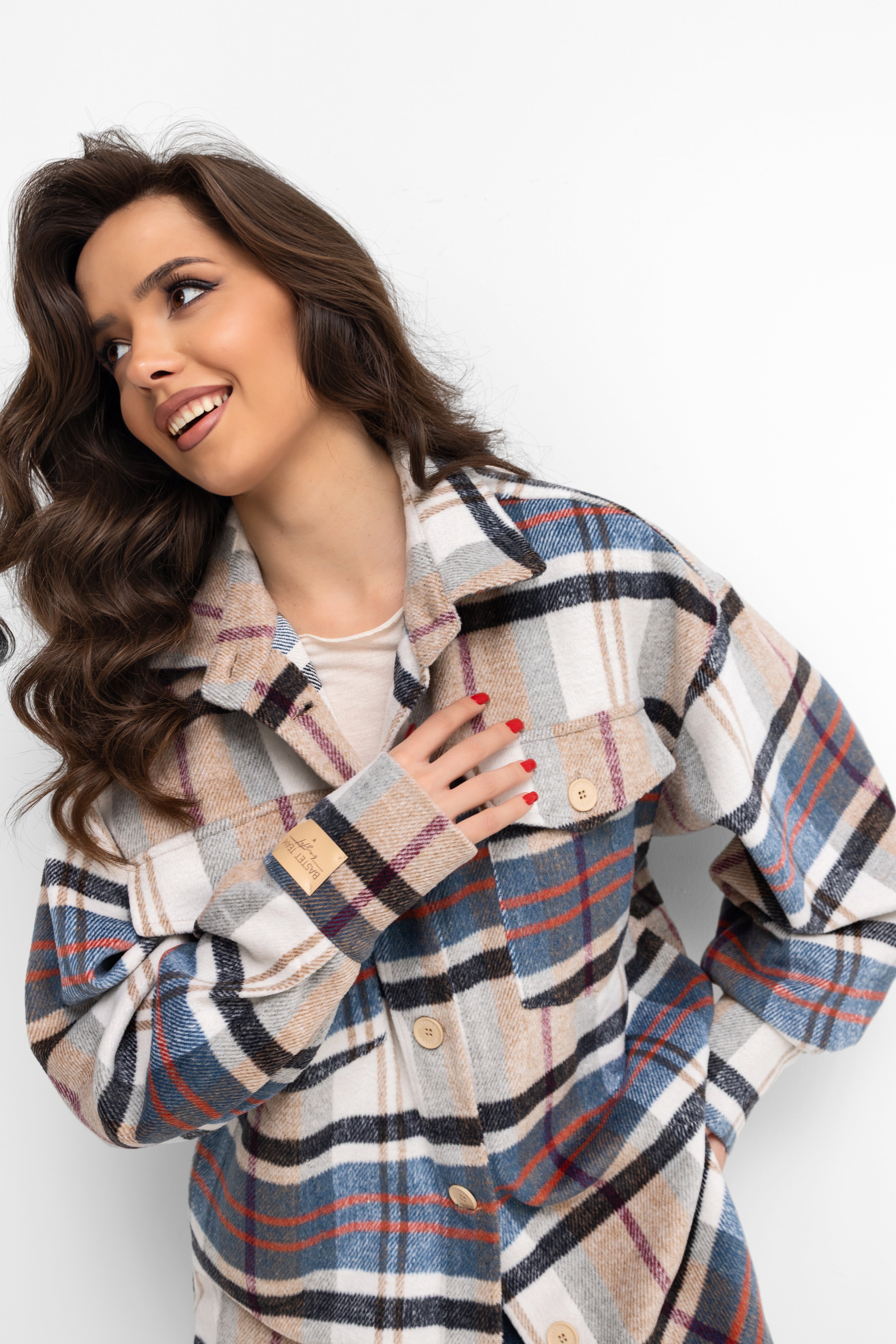 Oversize'owa koszula z kołnierzykiem i logowanymi guzikami, w kratę Ecru-Beżową | Bastet | Spironik.pl