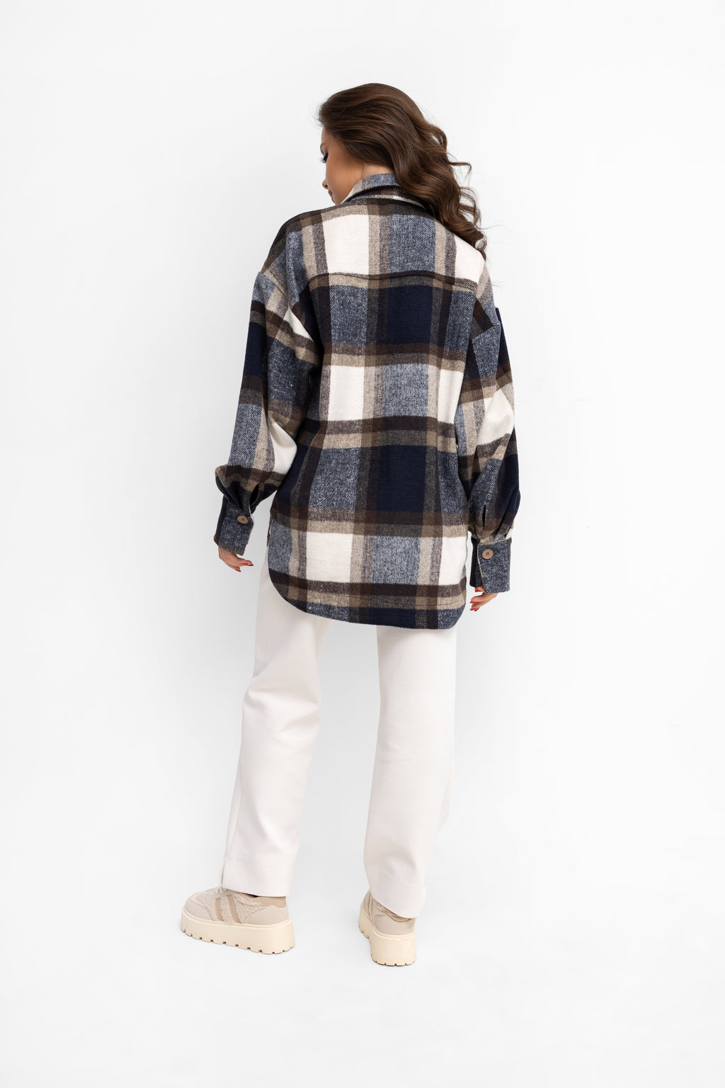 Stylowa koszula z naszywanymi kieszeniami, doskonała jako narzutka do codziennych stylizacji | Bastet | Spironik.pl