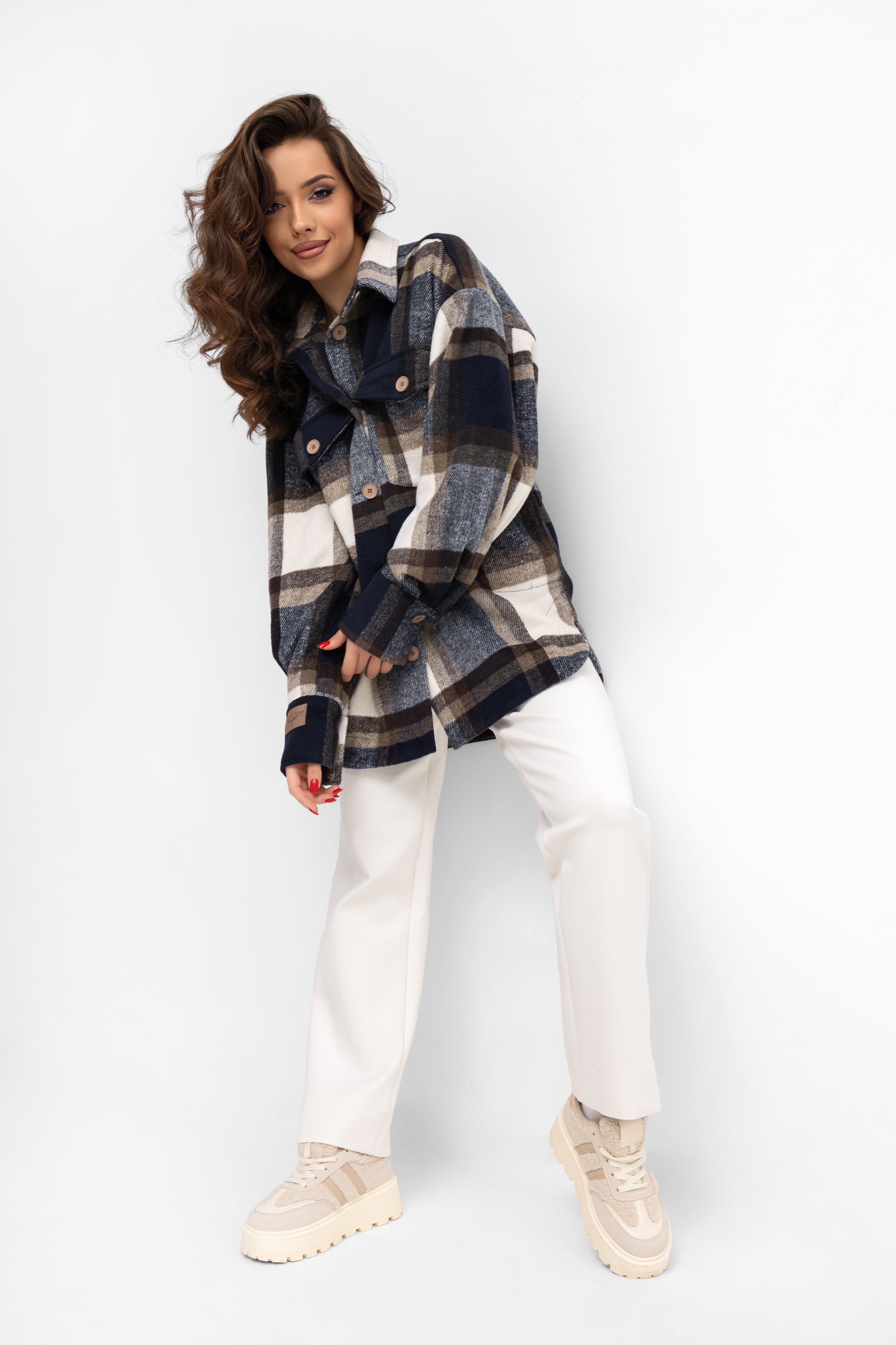 Oversize'owa koszula z kołnierzykiem i logowanymi guzikami w kratę granatowo-brązową | Bastet | Spironik.pl