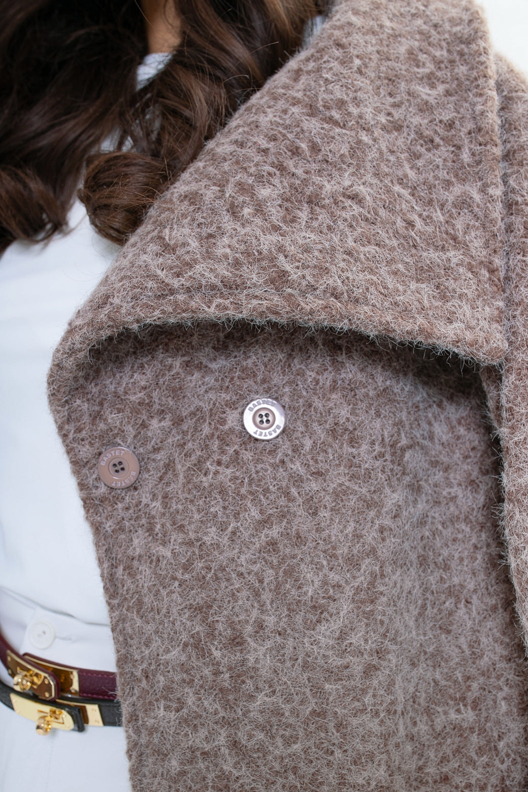 Moderní bunda s vysokým stojákem, zvýrazňující pas, ideální k elegantním kalhotám a šatům | Bastet | Spironik.pl