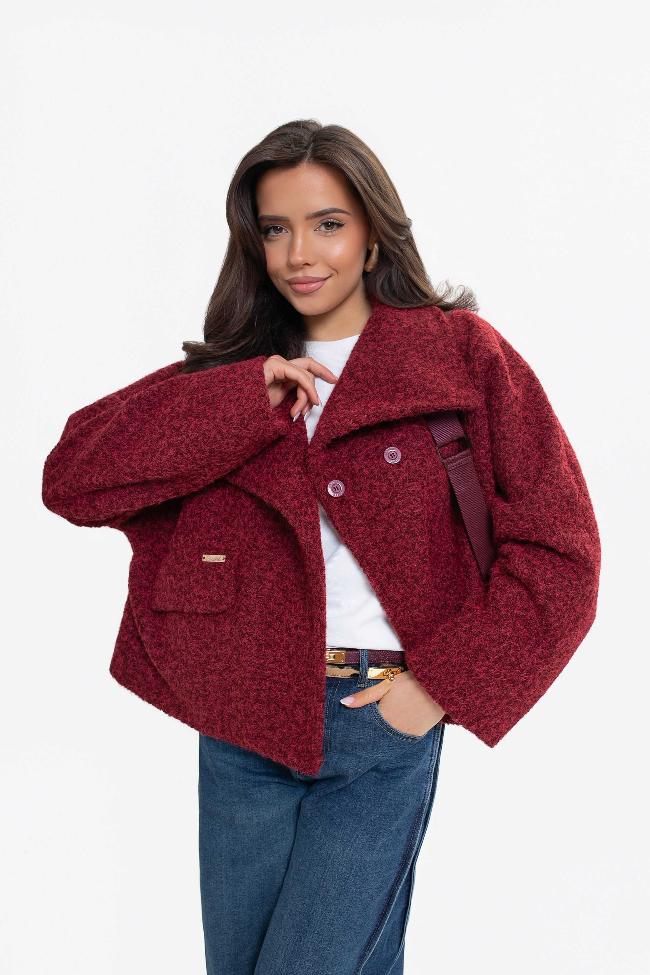 Elegantní dámská bunda s vysokým stojákem a klopami v bordó barvě, ideální na přechodné dny | Bastet | Spironik.pl