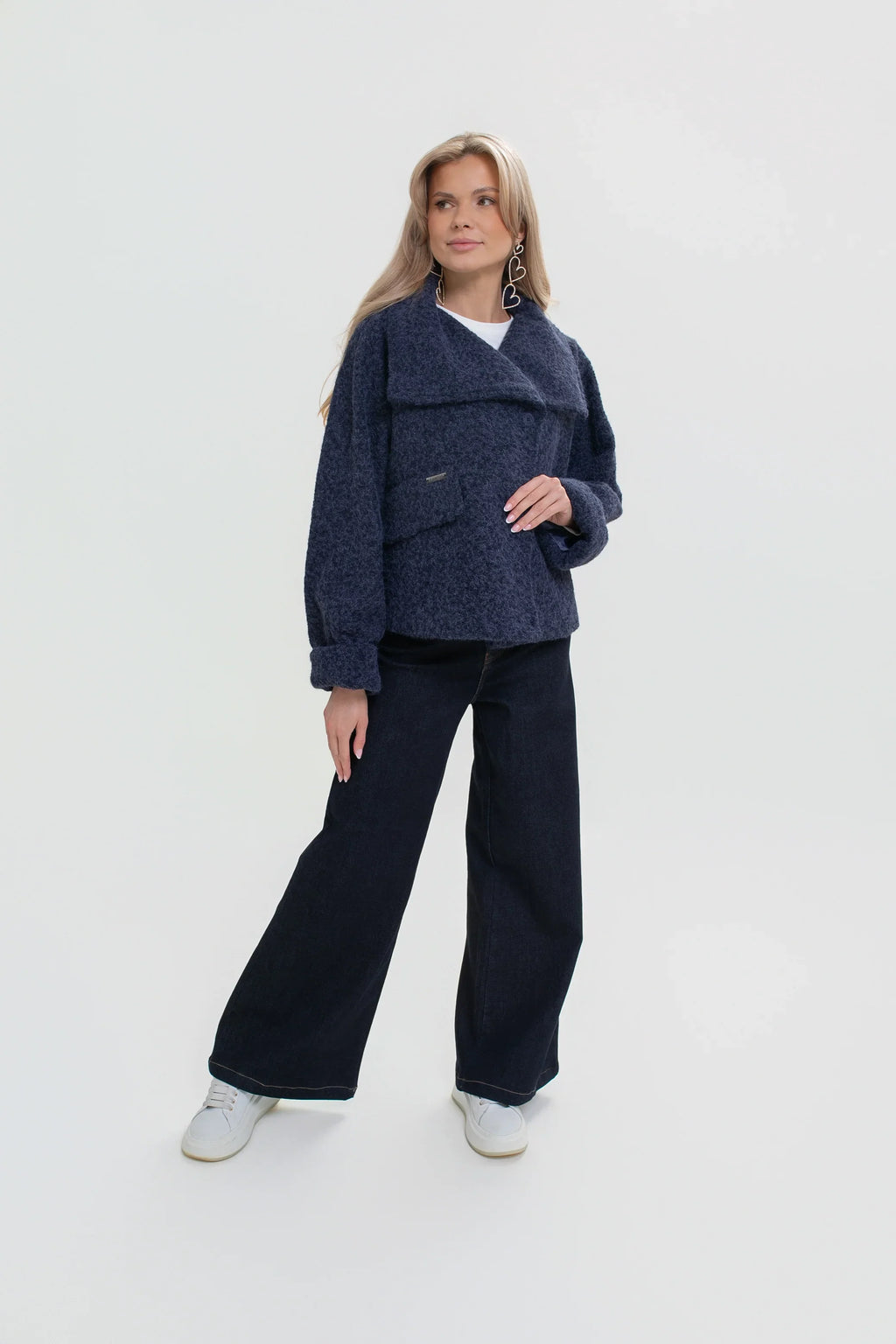 Moderní kimono bunda s volným střihem, zapínaná na knoflíky s logem, v elegantním námořnickém odstínu | Bastet | Spironik.pl