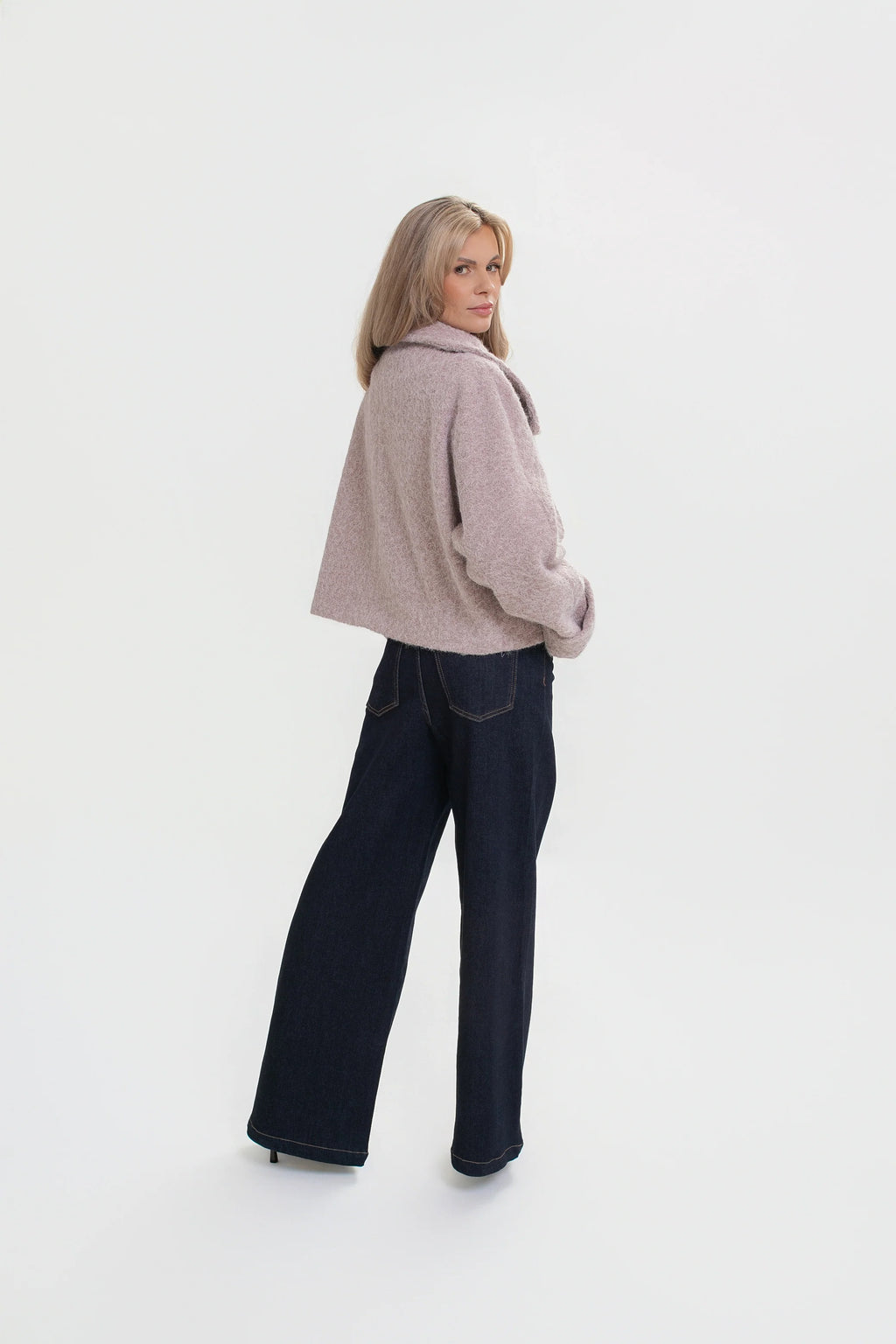 Kimono bunda s volným střihem, zapínaná na knoflíky s logem, ideální pro smart casual stylizace | Bastet | Spironik.pl