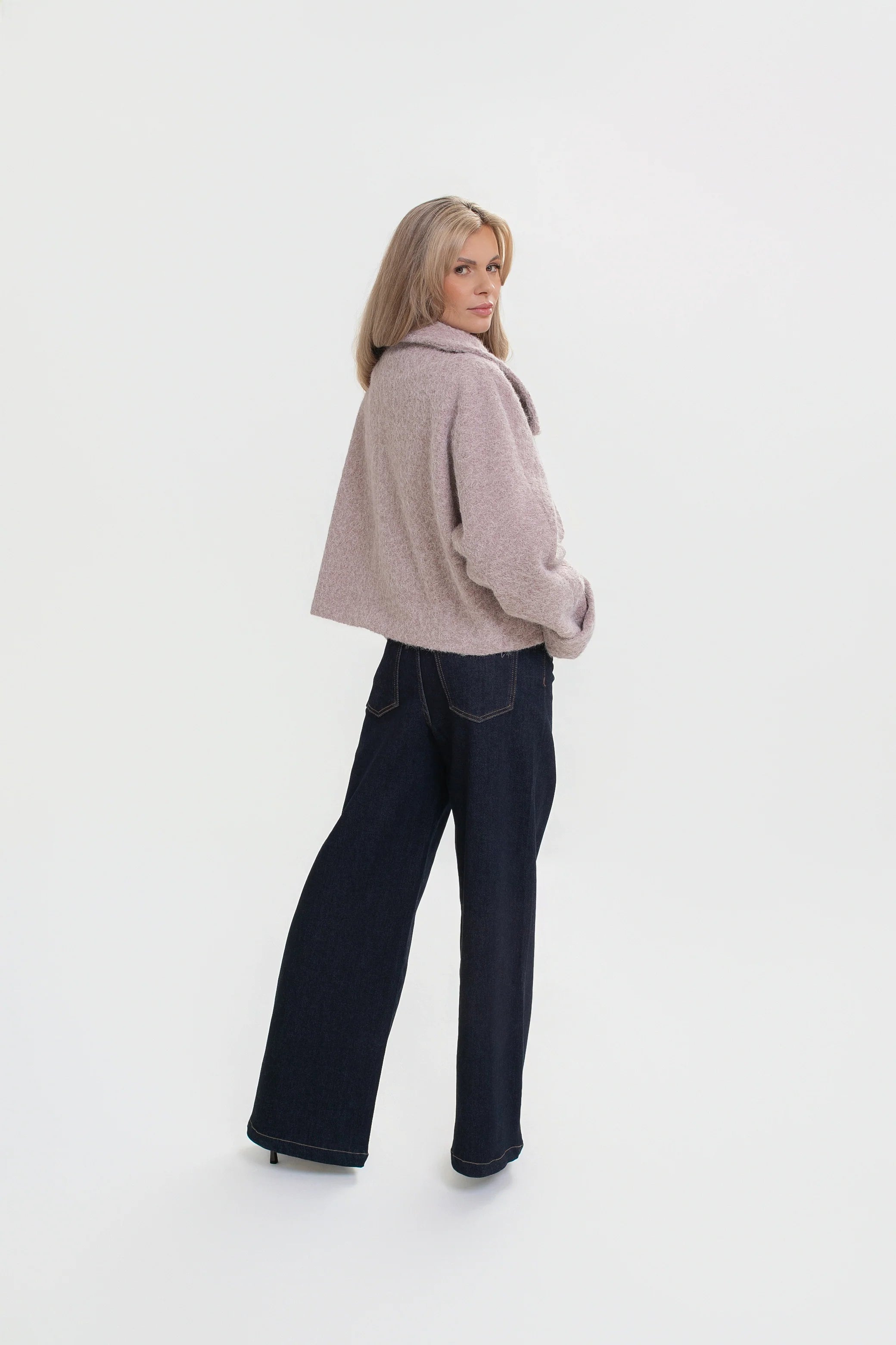 Kurtka kimono z luźnym krojem, zapinana na logowane guziki, doskonała do stylizacji smart casual | Bastet | Spironik.pl