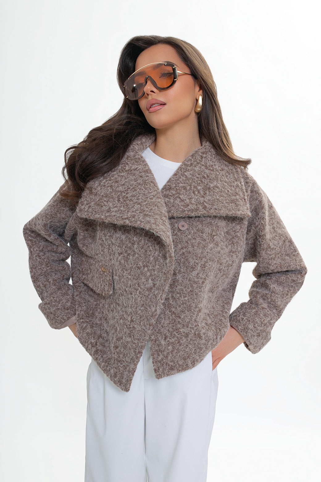 Elegantní dámská bunda v béžové barvě s vysokým stojákem a klopami, ideální na přechodné dny | Bastet | Spironik.pl