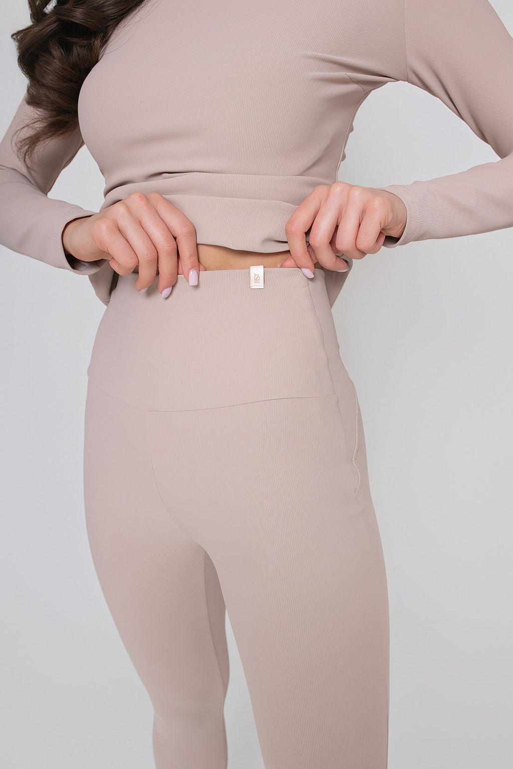 Wysokiej jakości legginsy damskie w jasnym beżu, z szerokim pasem i modelującym krojem na pośladkach | Bastet | Spironik.pl