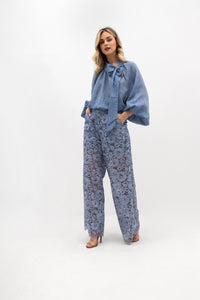 Loose-fitting lace trousers with pockets and an elastic waistband. Color: Stonewashed Blue