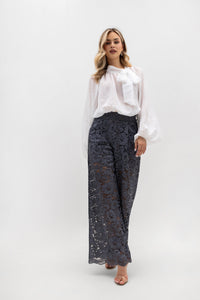 Loose-fitting lace trousers with pockets and an elastic waistband. Graphite Stonewashed Color