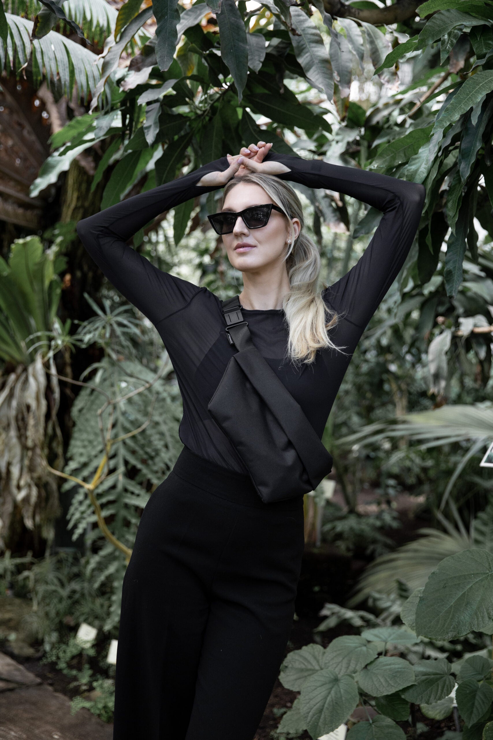 Czarna nerka OSLO cross body – unisex, minimalistyczna, lekka i wygodna.