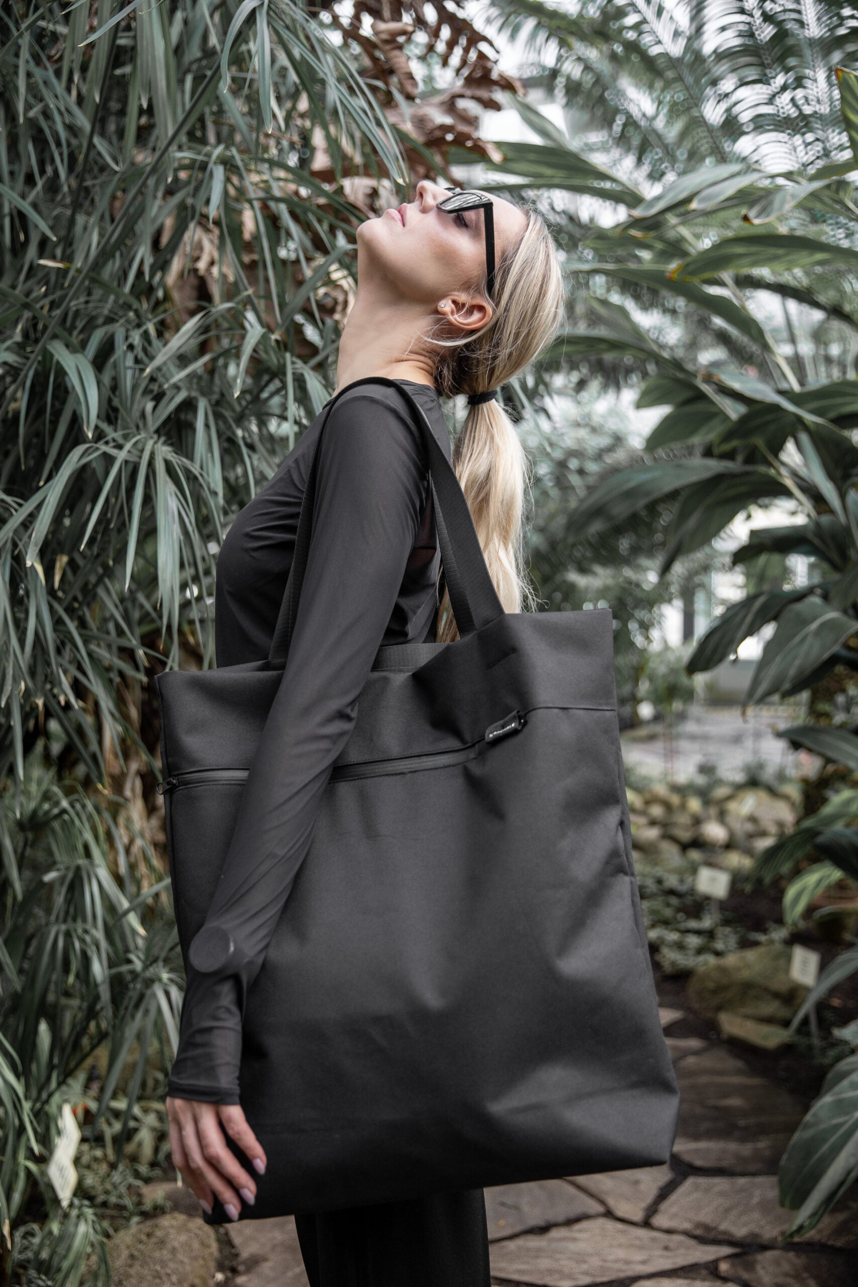 Czarna shopper bag eco – duża pojemność, elegancja i prostota w nowoczesnym stylu.