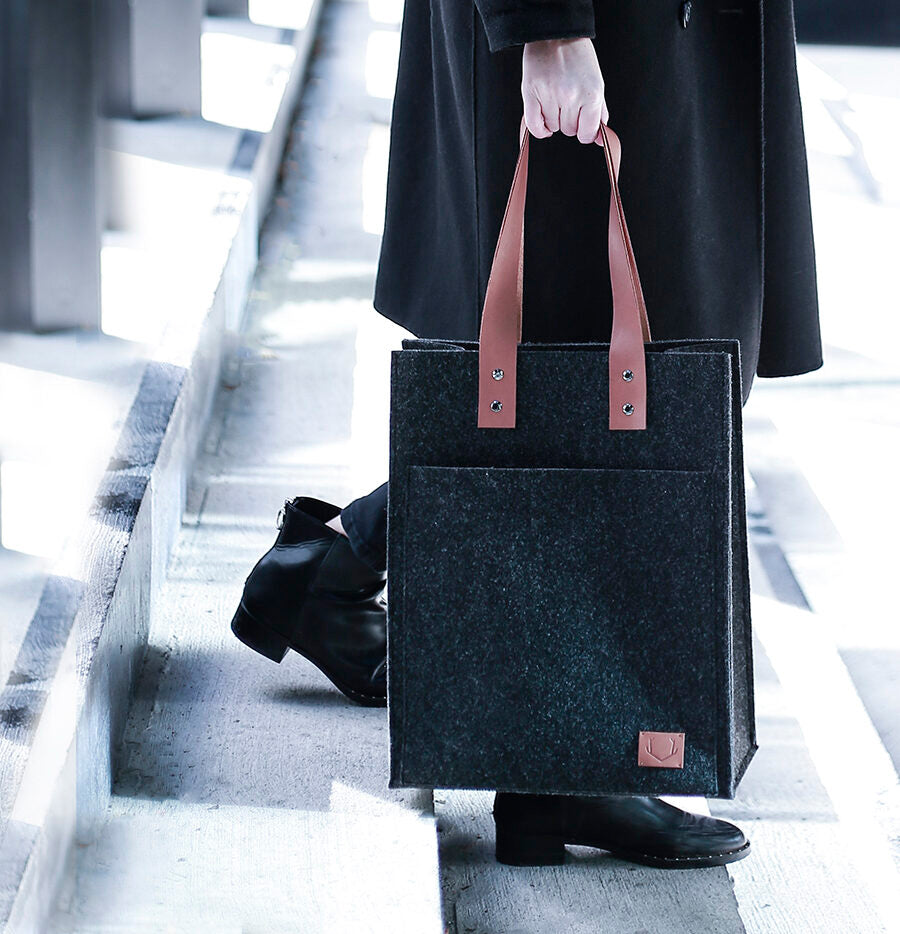 Czarna torba shopper eco filc 15”, modna i pojemna