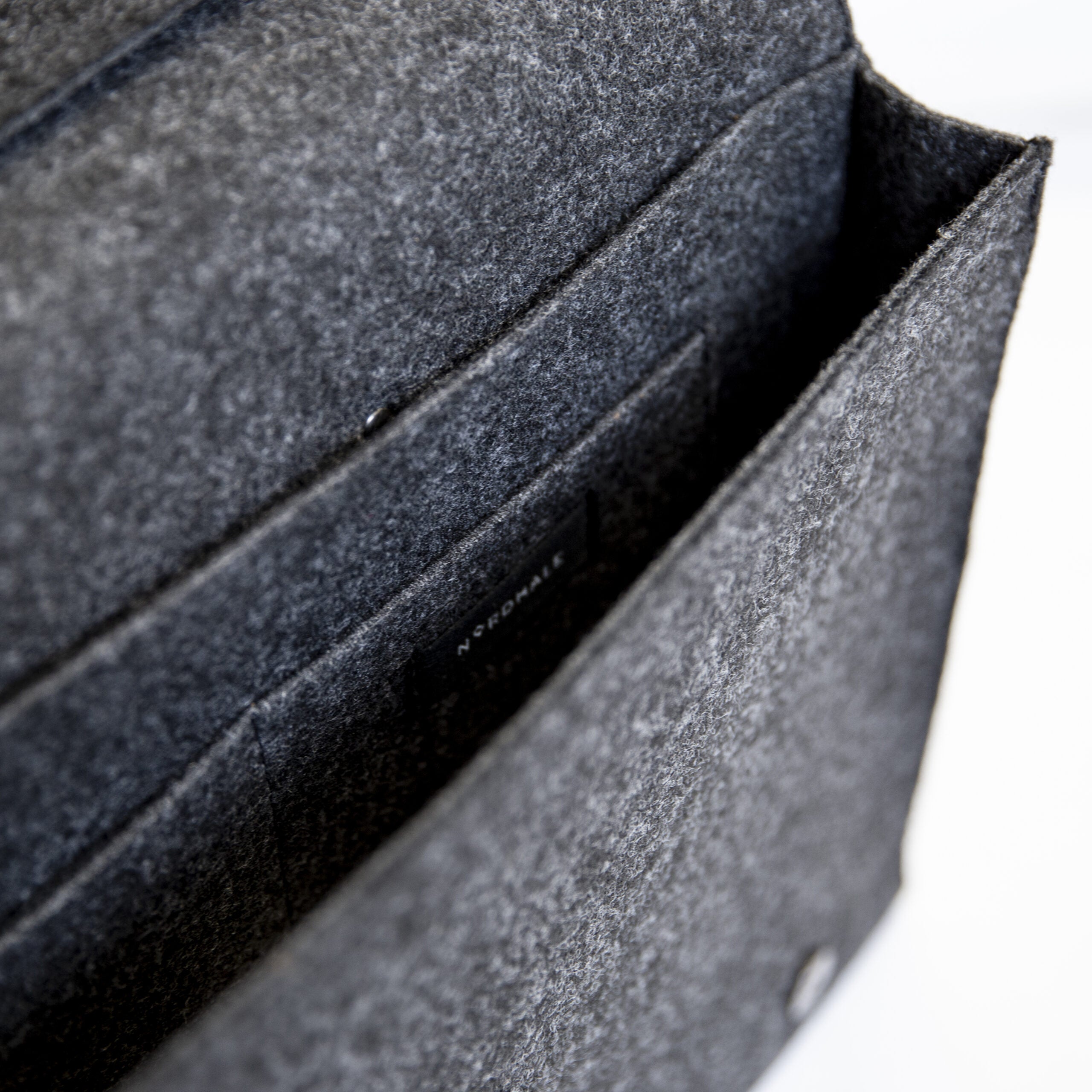 Torba na laptopa Hjo – detal materiału i szwów, ECO trwałość i wysoka jakość.