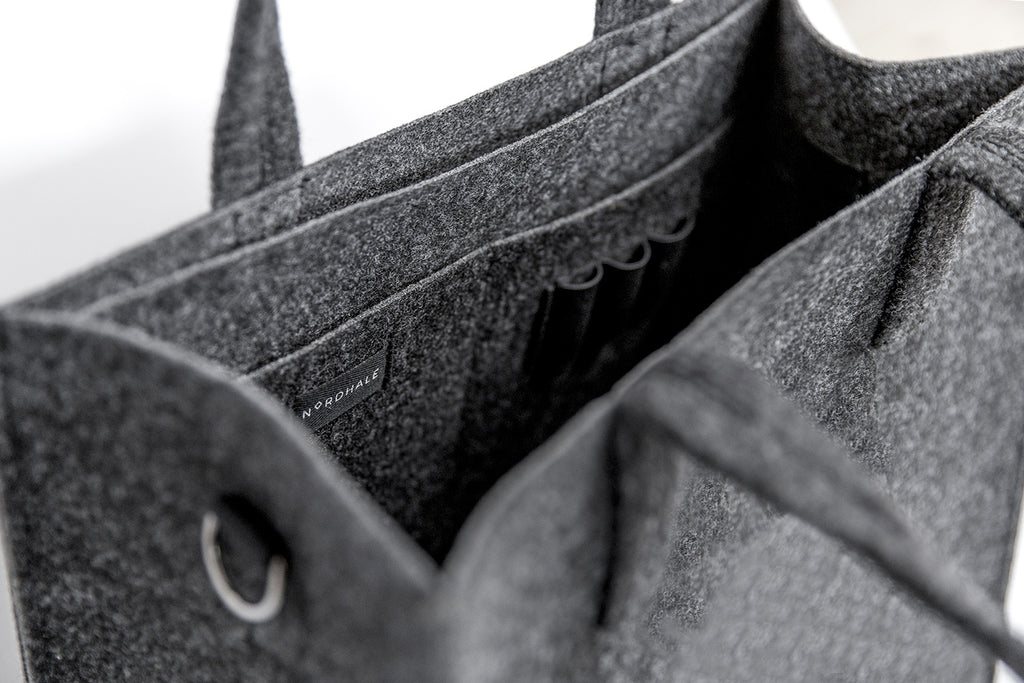 Wnętrze torby – kieszeń na laptopa, telefon, długopisy i akcesoria.