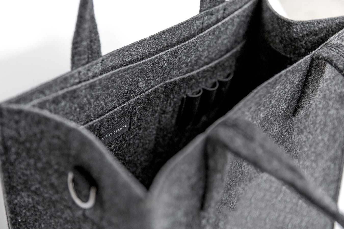 Wnętrze torby – kieszeń na laptopa, telefon, długopisy i akcesoria.