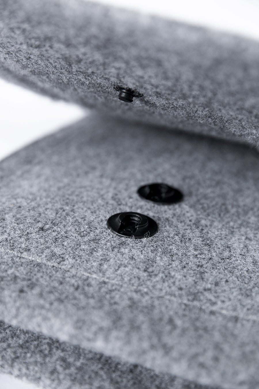 Plecak szary Lund – detal magnetycznego zapięcia, ECO trwałość i prostota.