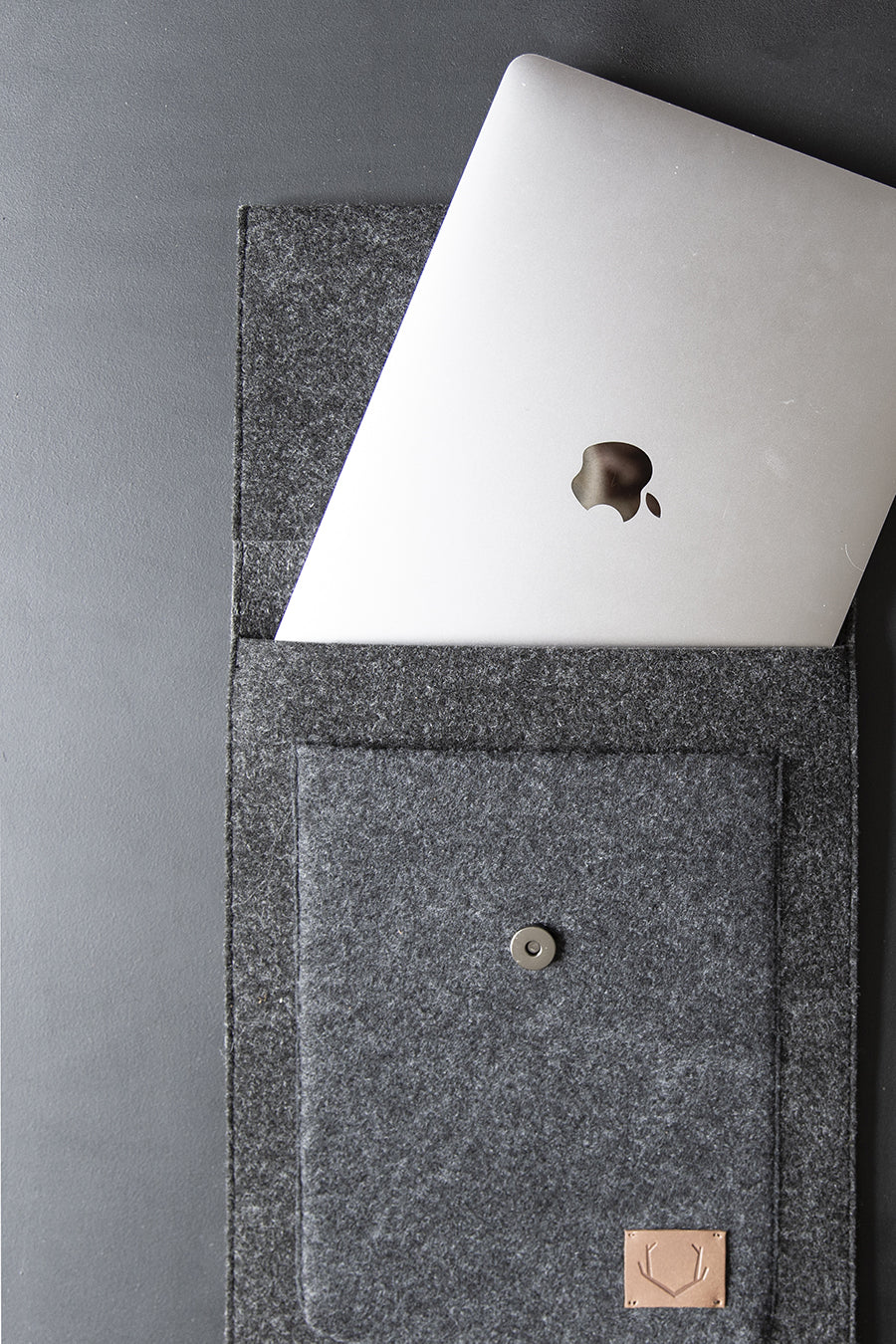 Torba na laptopa 13’ czarna eco – elegancka, minimalistyczna, bezpieczna do Macbooka i innych modeli.