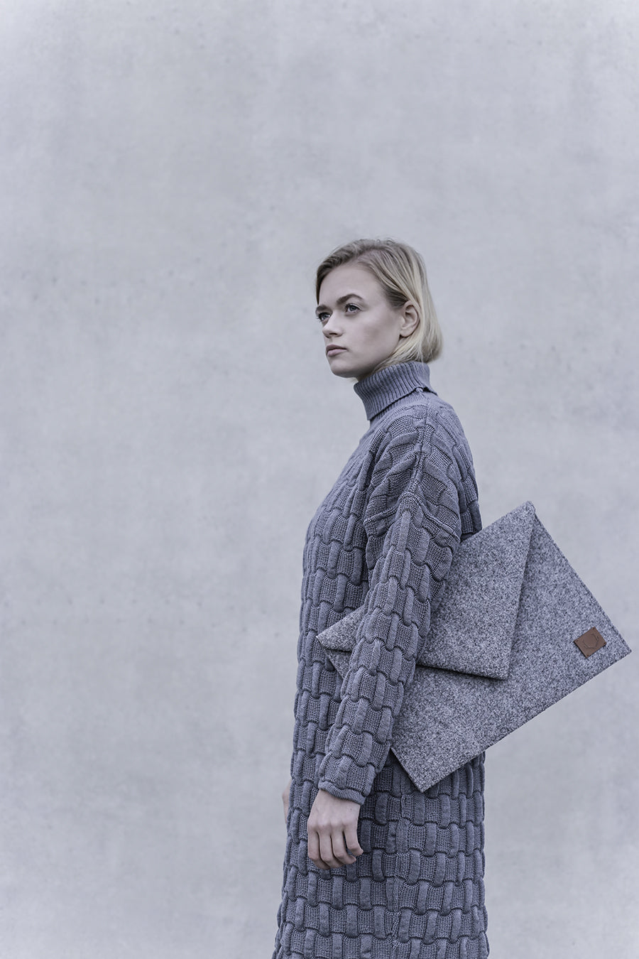 Torba na laptopa Skive – szara, stylizacja z modelem, ECO elegancja i minimalizm.