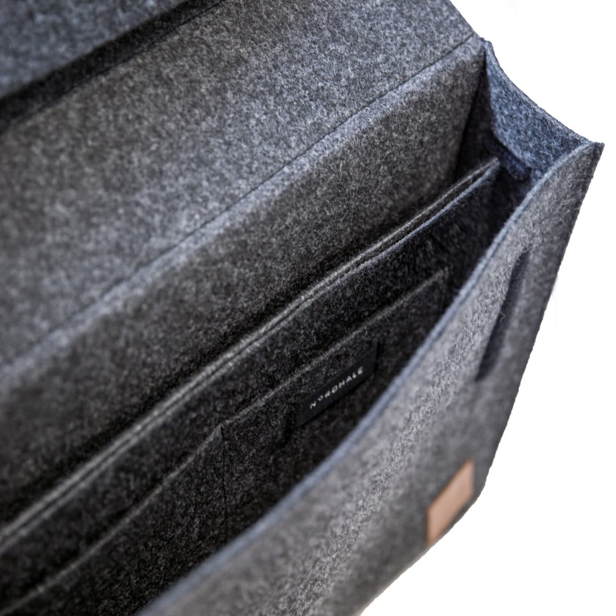 Detal zamka magnetycznego i uchwytu – torba na laptopa Sören, ECO trwałość i styl.