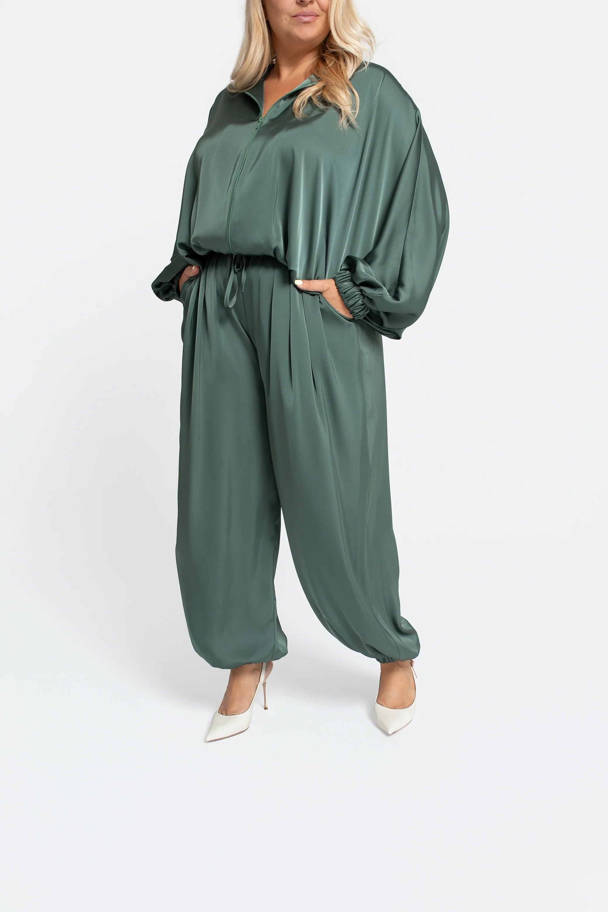 Zielone spodnie damskie Sava z satynowej tkaniny, idealne do codziennych i wyjątkowych stylizacji | BastetStore | Spironik.pl