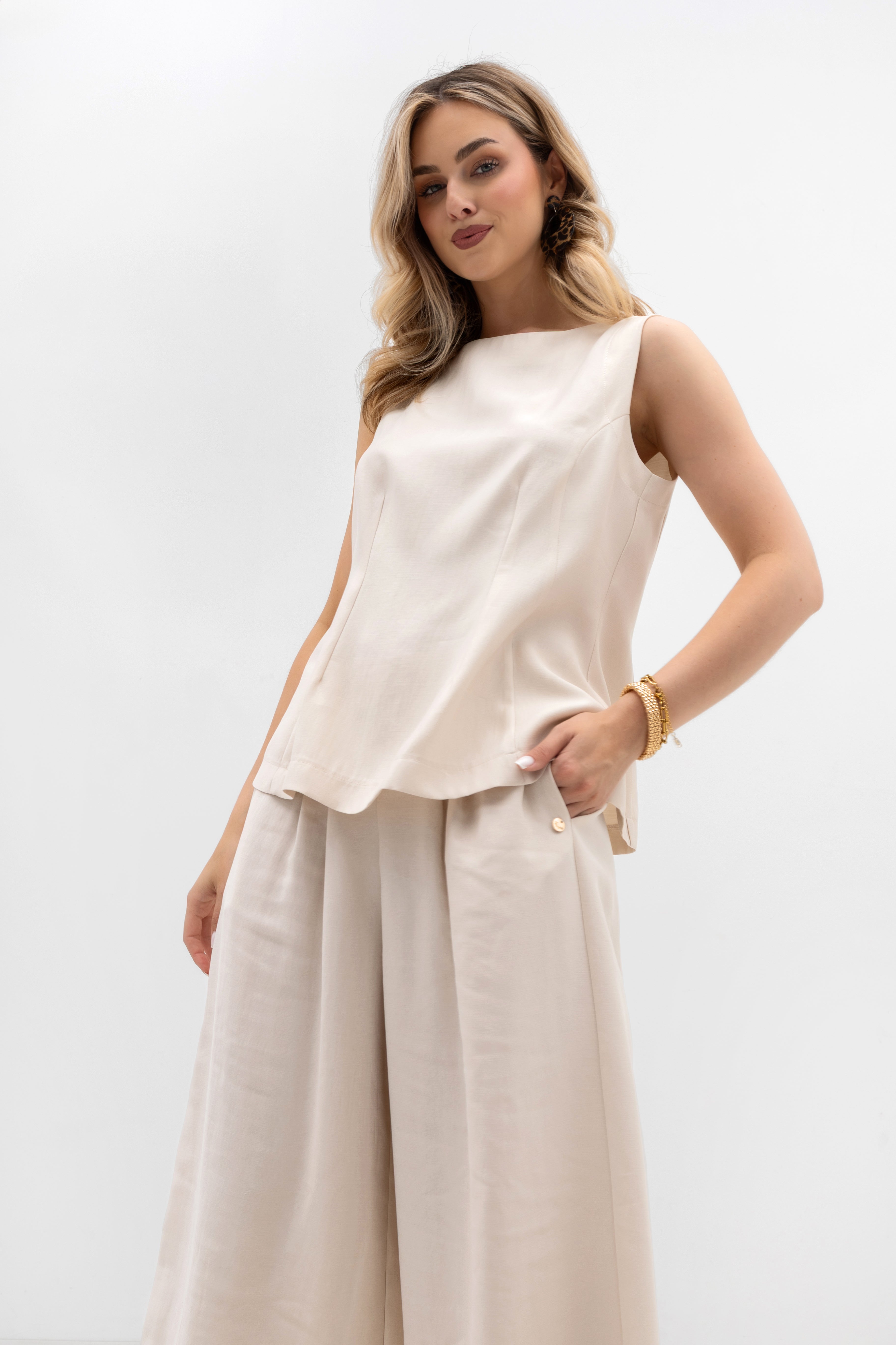 Elegancki top z półokrągłym dekoltem, idealny do stworzenia nowoczesnego looku | Bastet | Spironik.pl