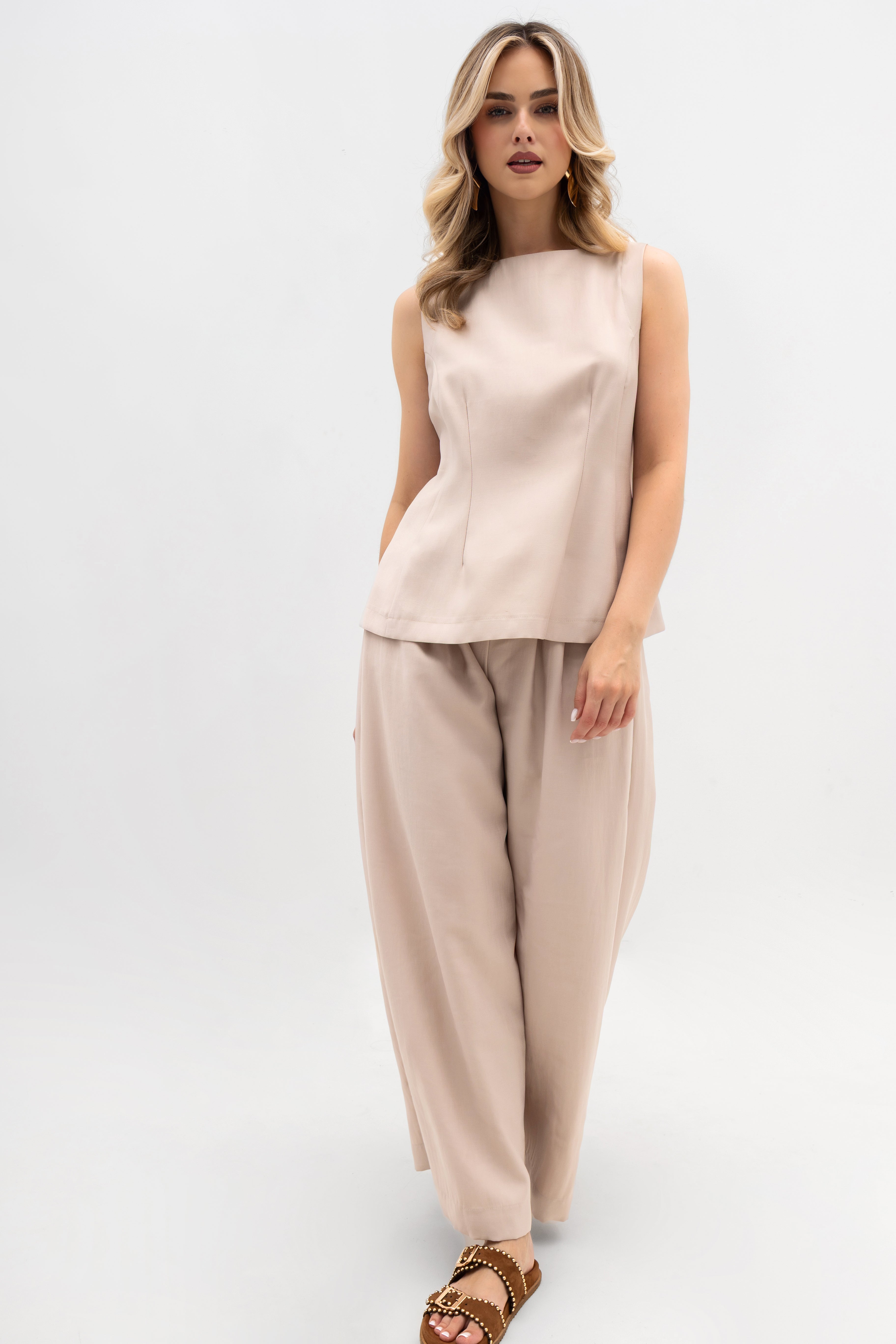 Eleganckie spodnie damskie z szerokimi nogawkami, zakładkami oraz elastyczną gumką w kolorze ciemnego beżu | Bastet | Spironik.pl