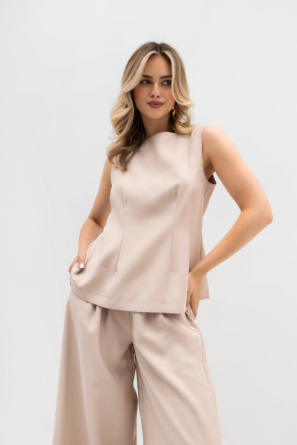 Elegancki, minimalistyczny top z lejącej tkaniny w odcieniu ciemnego beżu | Bastet | Spironik.pl