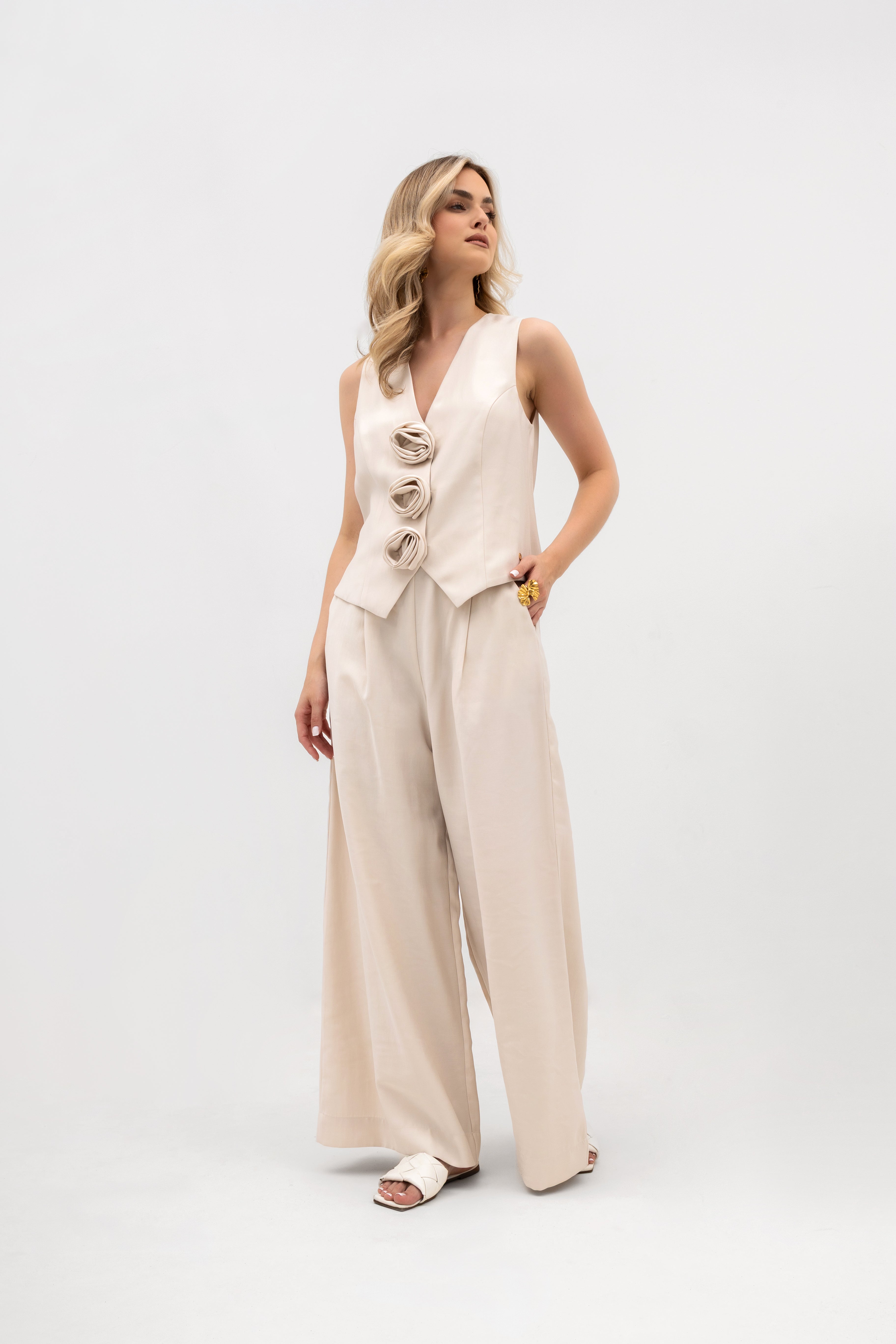 Szerokie spodnie z zakładkami w jasnym beżu, idealne do eleganckich stylizacji | Bastet | Spironik.pl