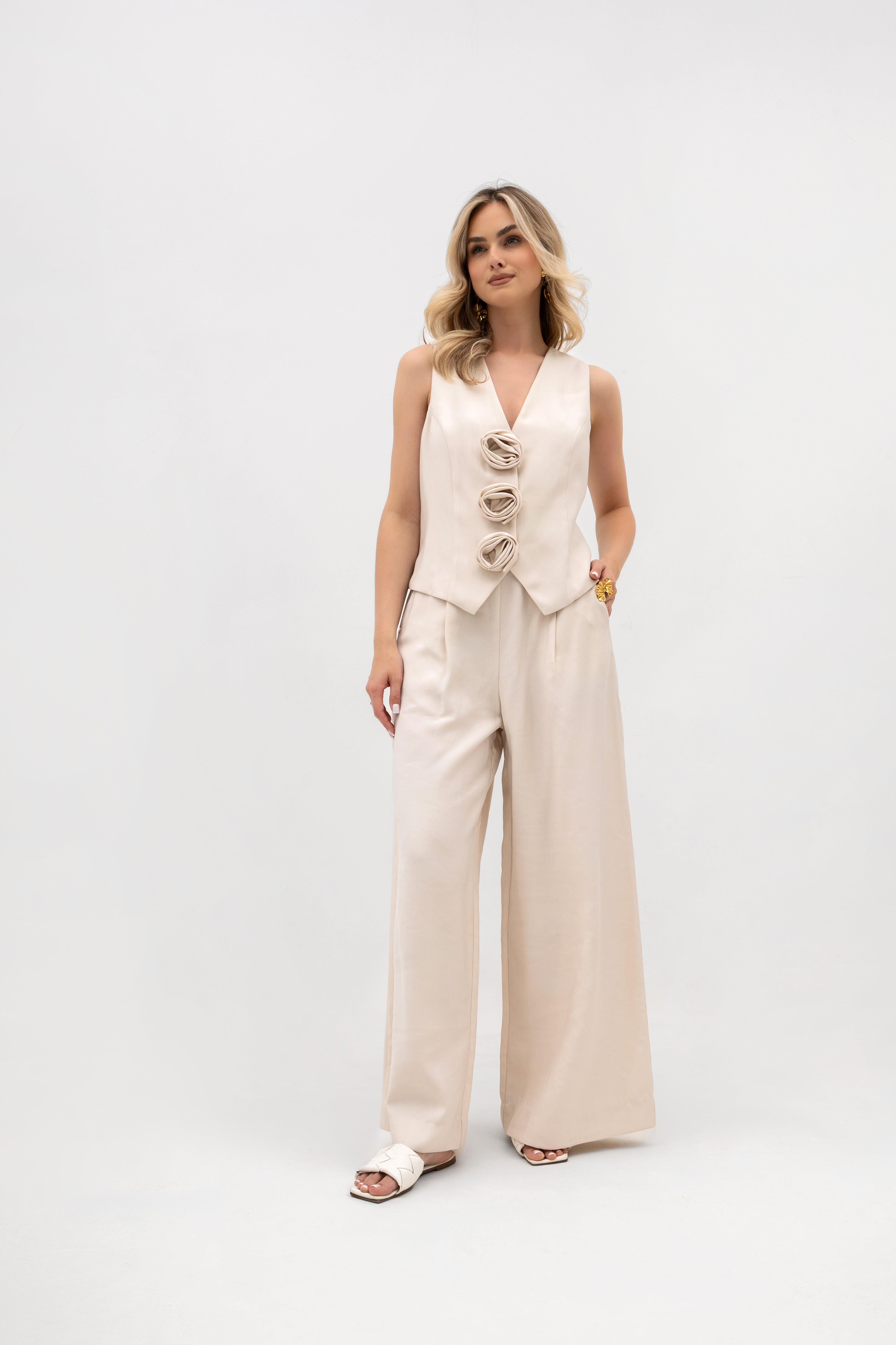 Stylowe spodnie o szerokich nogawkach, które modelują sylwetkę i zapewniają komfort | Bastet | Spironik.pl