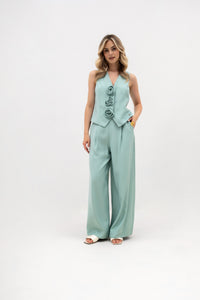 Wide trousers with pleats and a belt – an elegant viscose design. Color: Mint