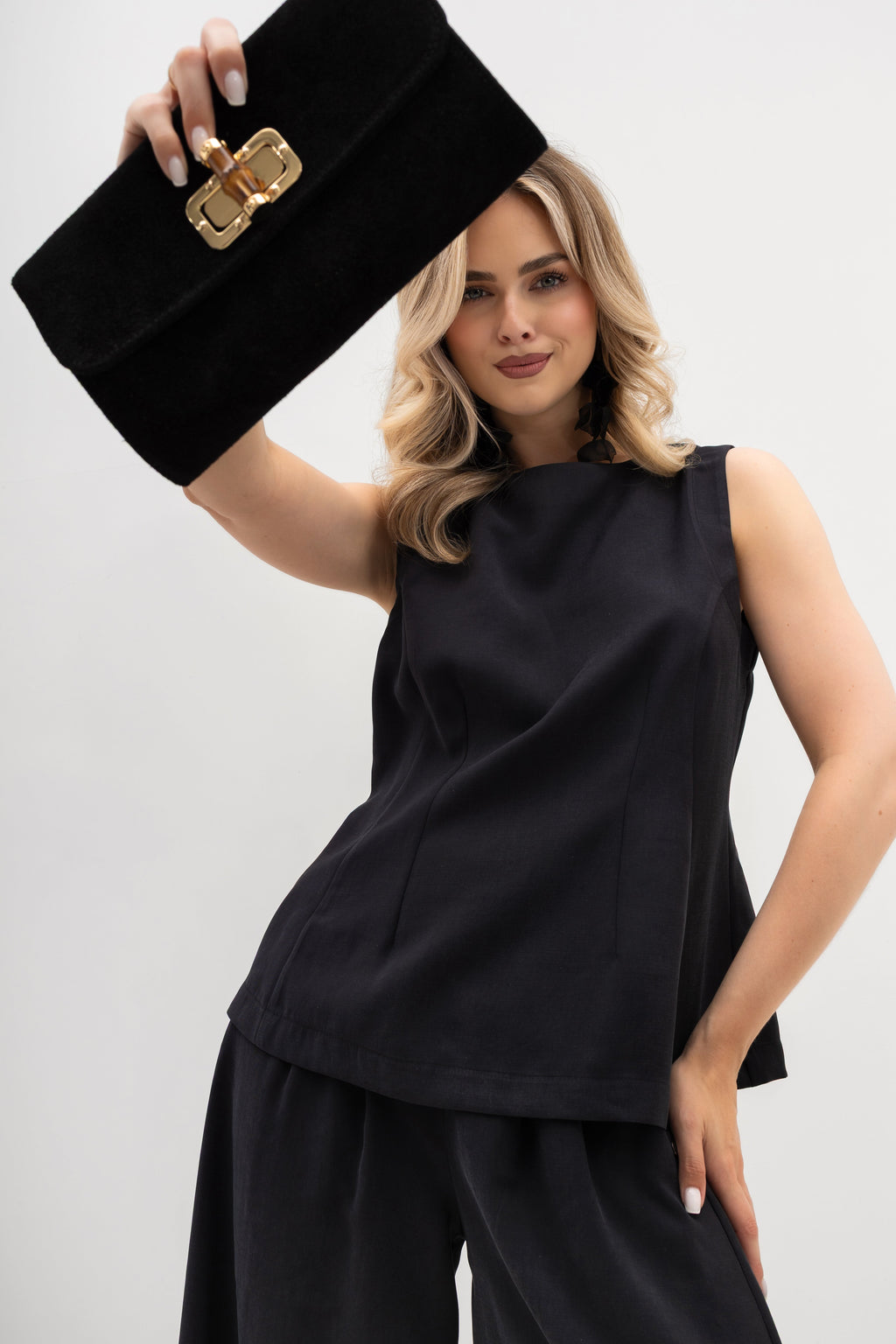 Klasyczny grafitowy top bez rękawów z dopasowanym krojem, podkreślający kobiecą sylwetkę | Bastet | Spironik.pl