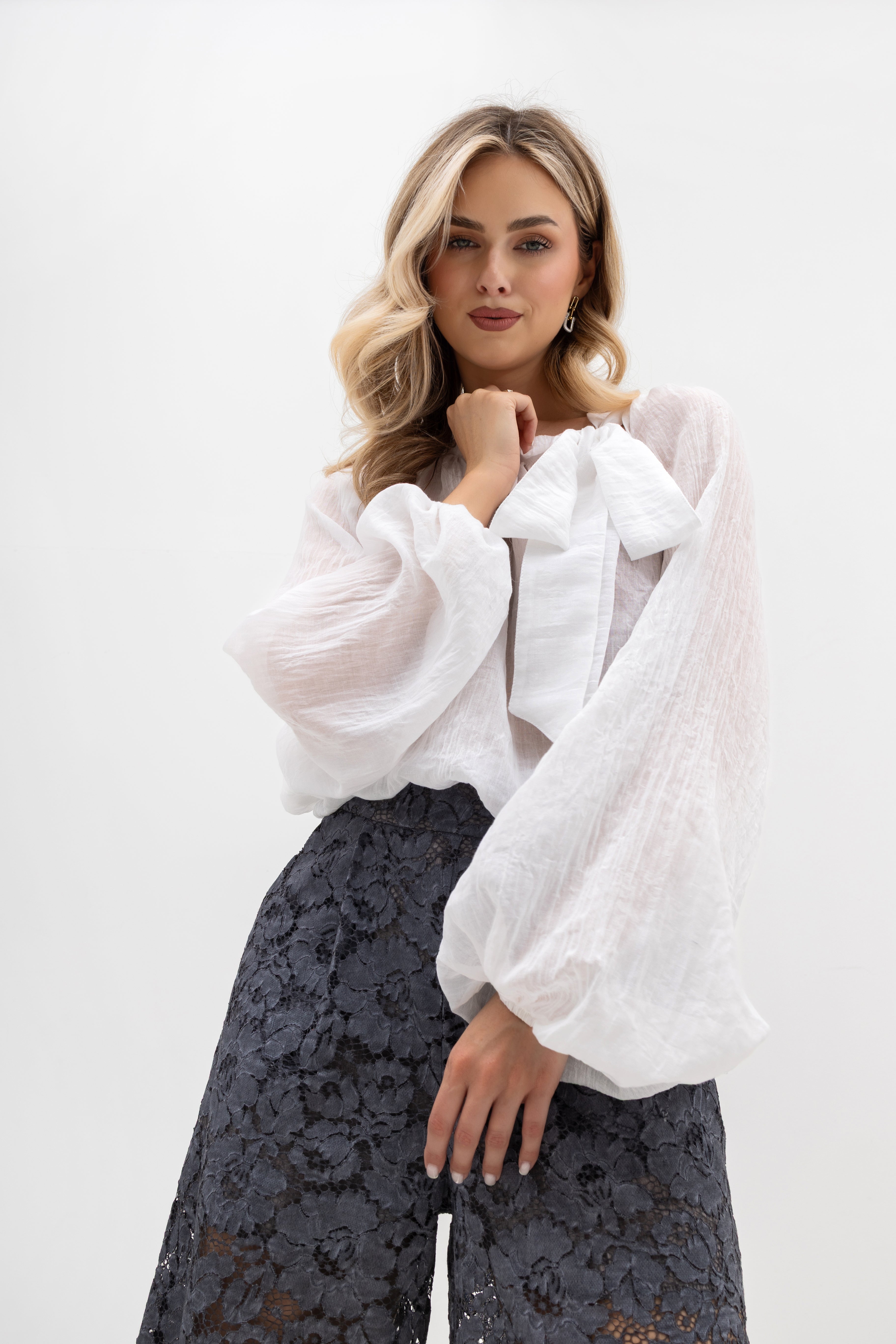 Luźna bluzka oversize z romantycznym dekoltem i bufiaste rękawy | Bastet | Spironik.pl