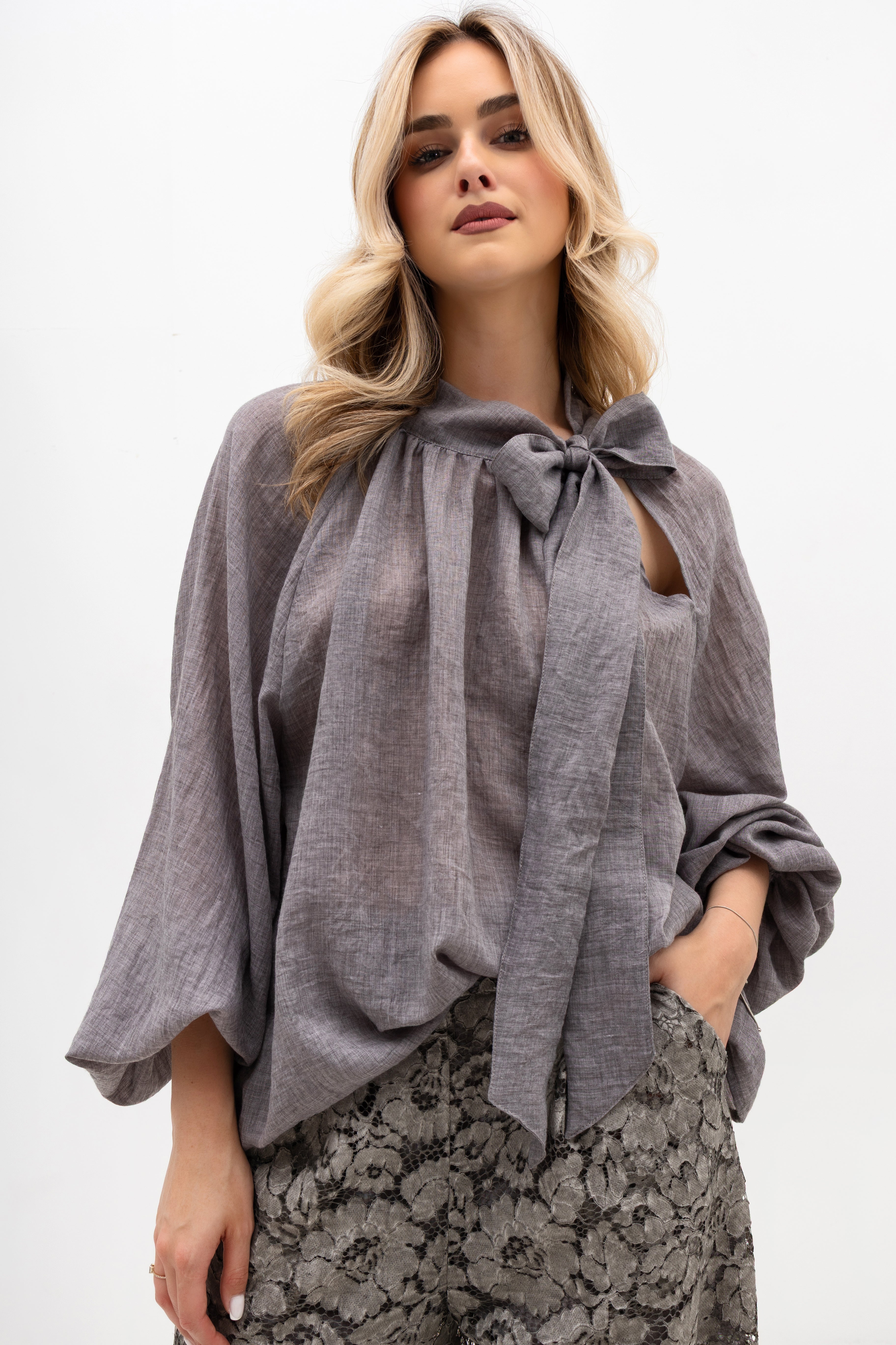 Luźna bluzka bawełniana w kolorze ciemno szarym z efektownymi bufiastymi rękawami | Bastet | Spironik.pl