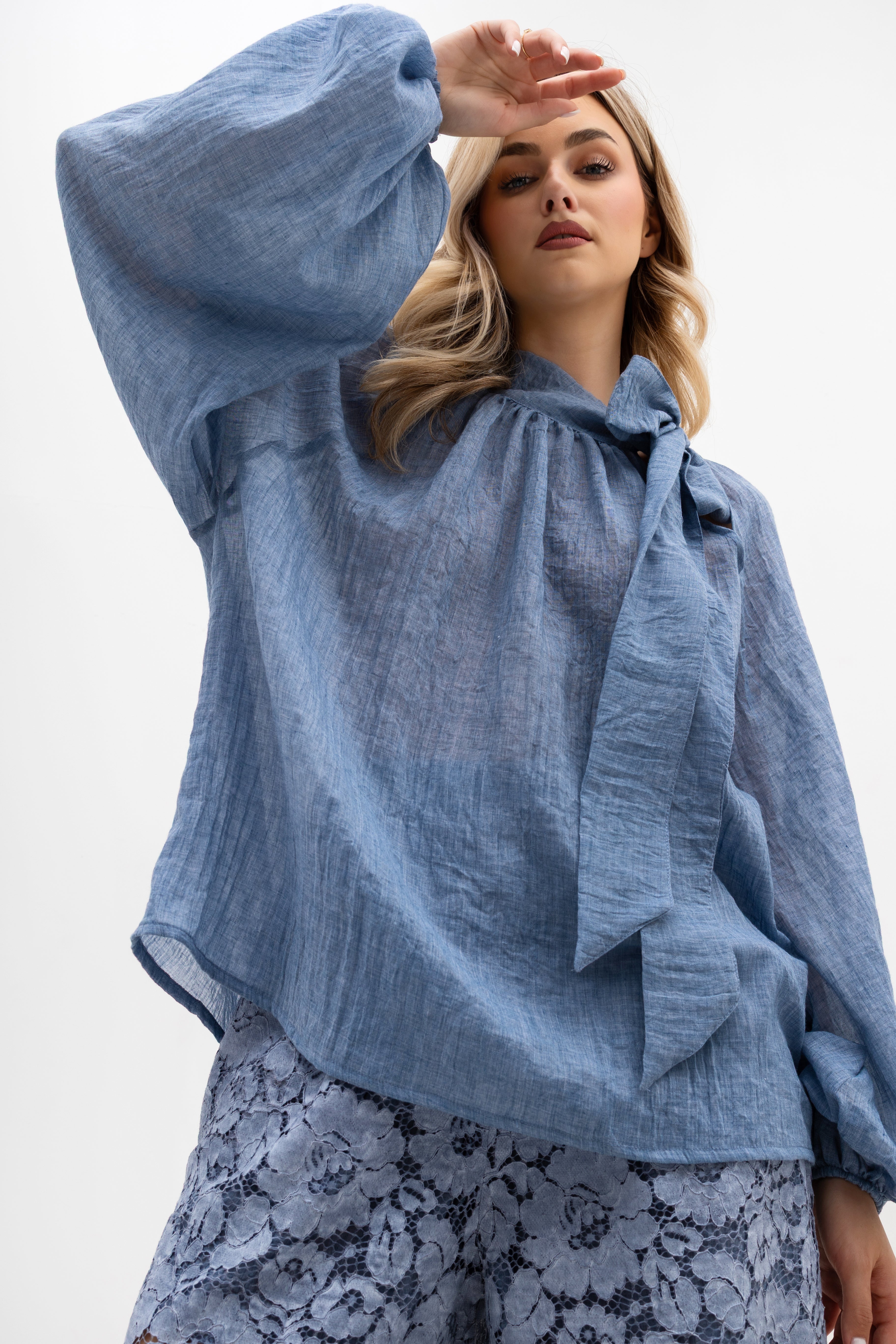 Luźna bluzka z wiązaniem w kolorze ciemno niebieskim, idealna na każdą okazję | Bastet | Spironik.pl