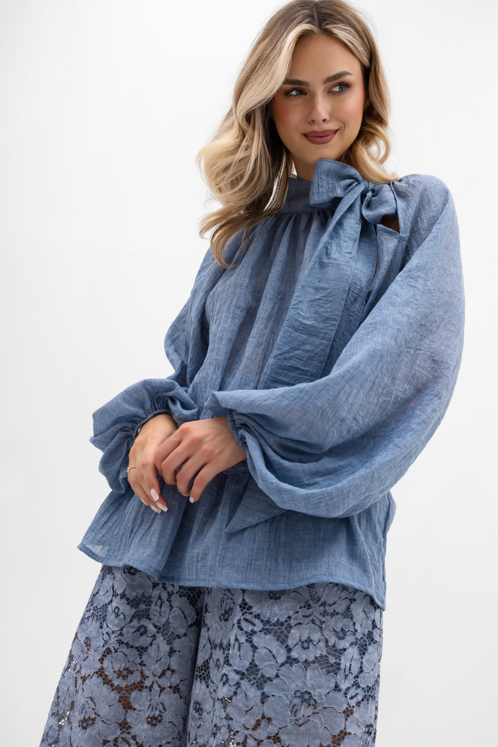 Bawełniana bluzka o oversize'owym kroju z bufiaszymi rękawami i stójką | Bastet | Spironik.pl