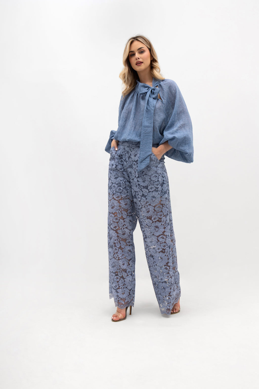 Elegancka bluzka z długim wiązaniem, doskonała do stylizacji boho | Bastet | Spironik.pl