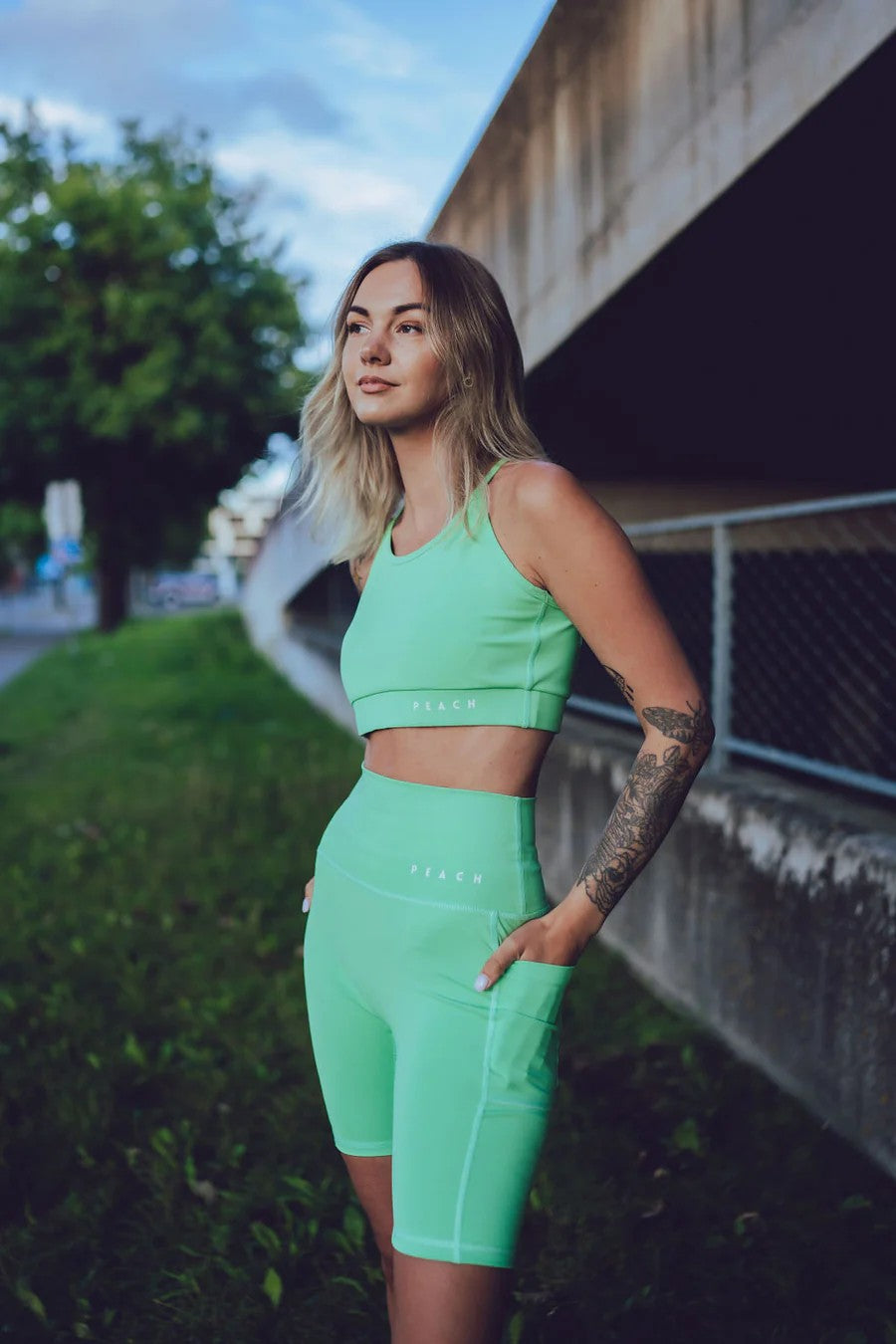 Zielone szorty kolarskie Biker Shorts – widok z boku, kieszeń na udzie, ECO wygoda.